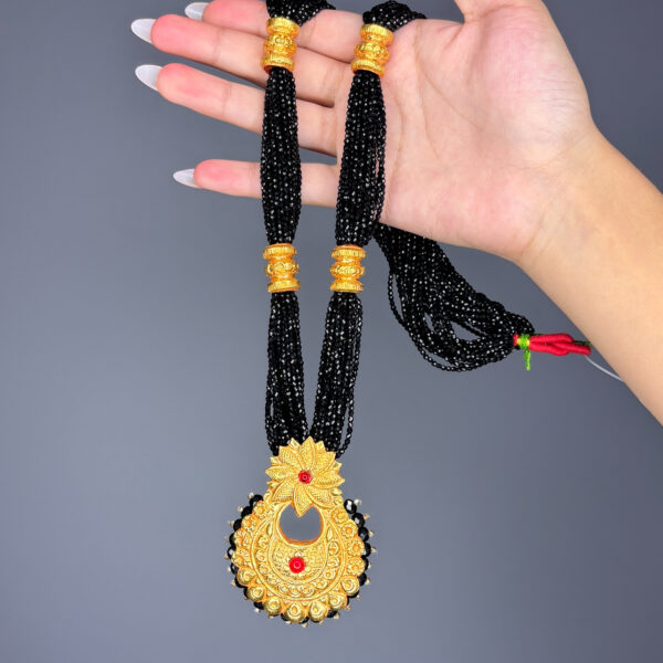 CRYSTAL HAAR - Image 1