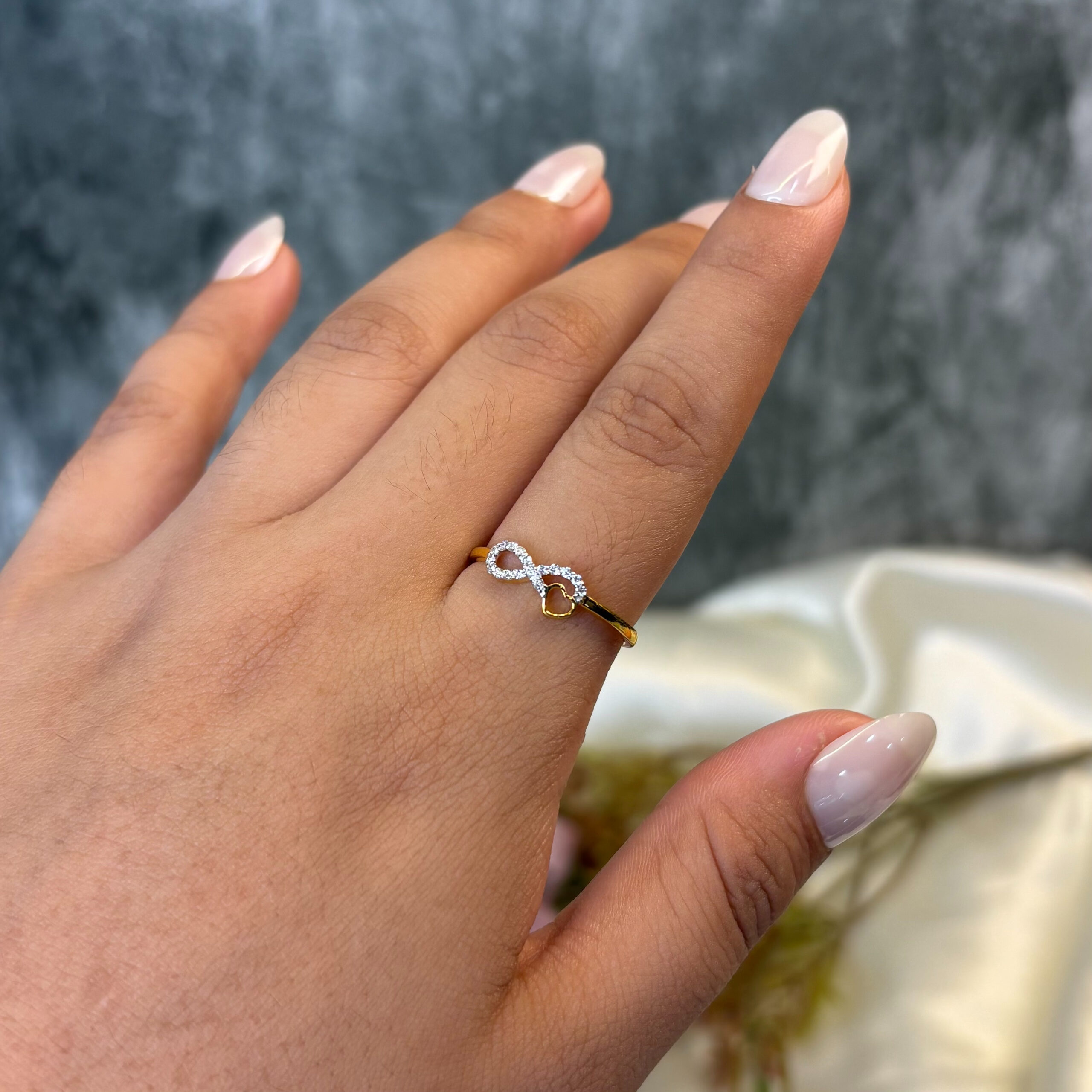DIAMOND RING ( 18KT GOLD)