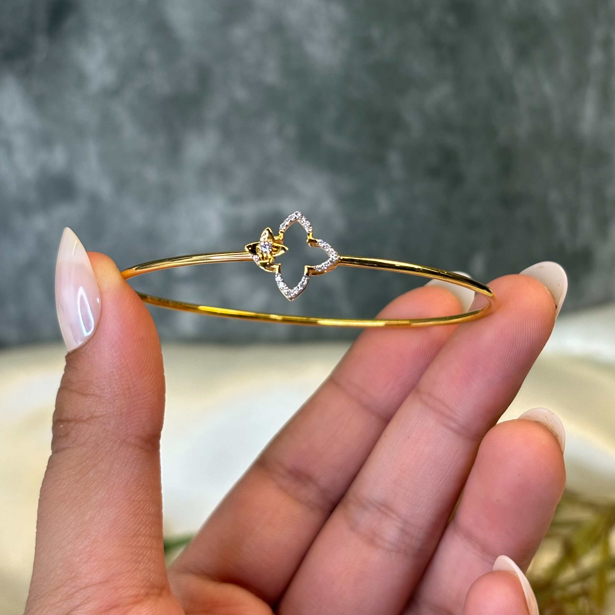 DIAMOND BANGLE ( 18KT GOLD)