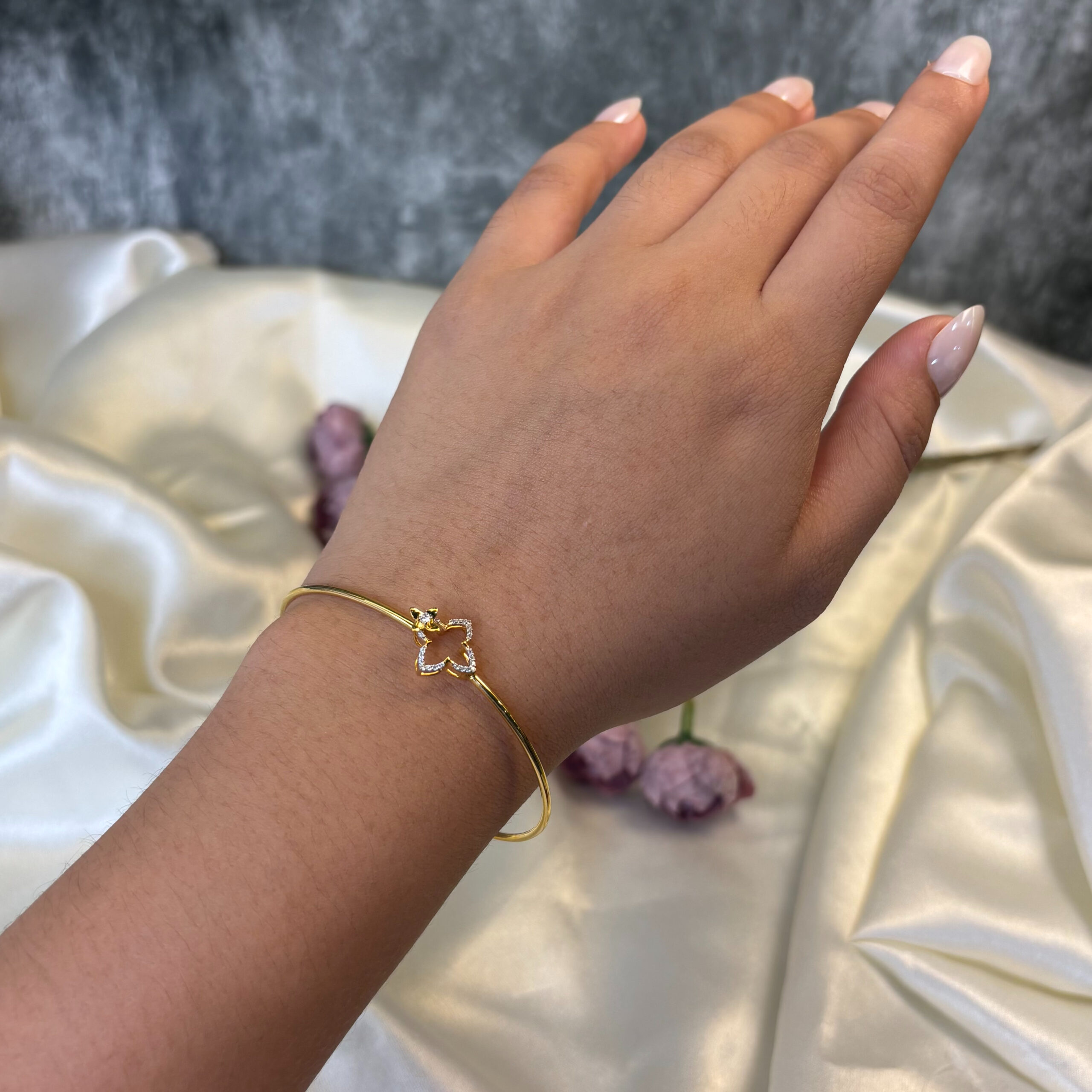 DIAMOND BANGLE ( 18KT GOLD)