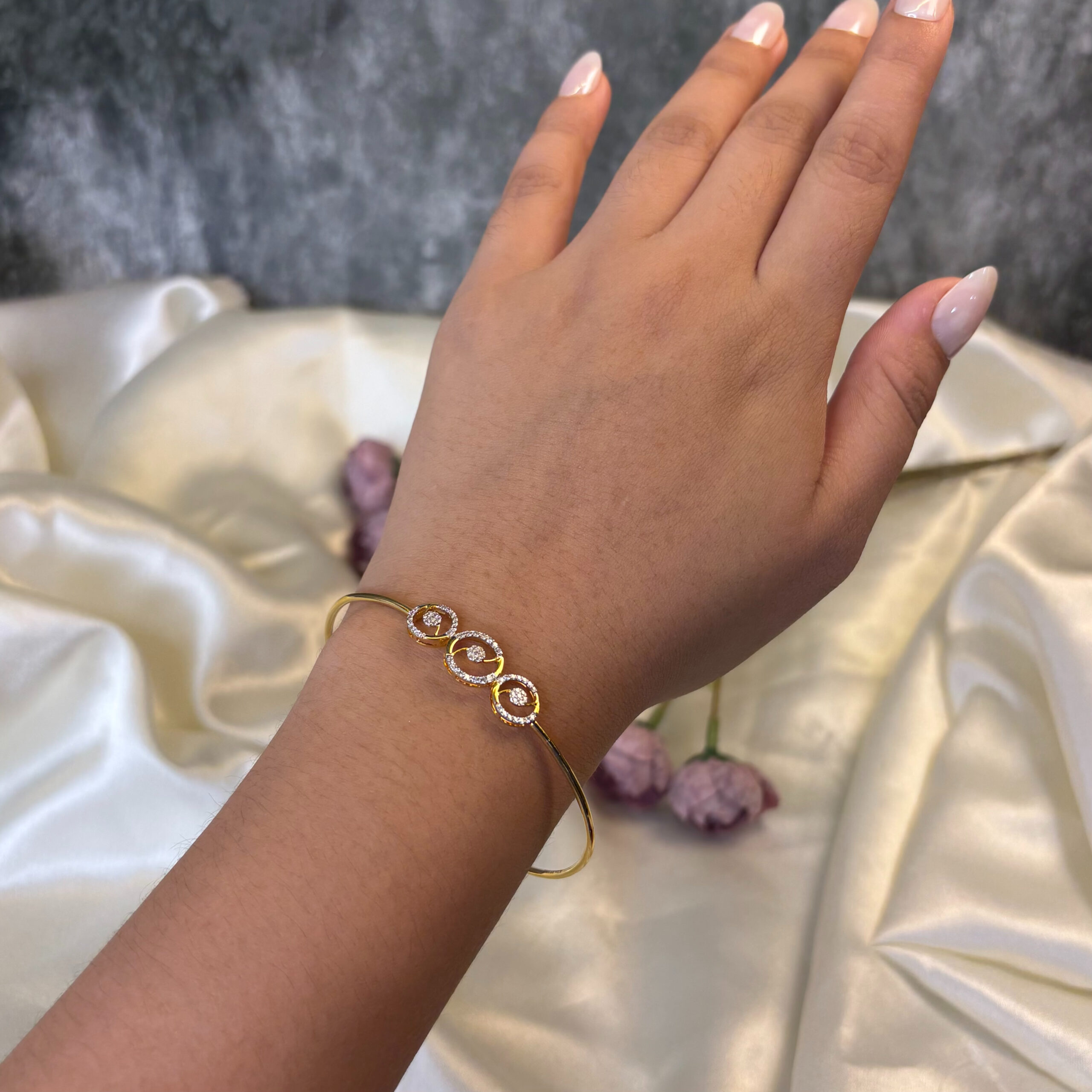 DIAMOND BANGLE ( 18KT GOLD)