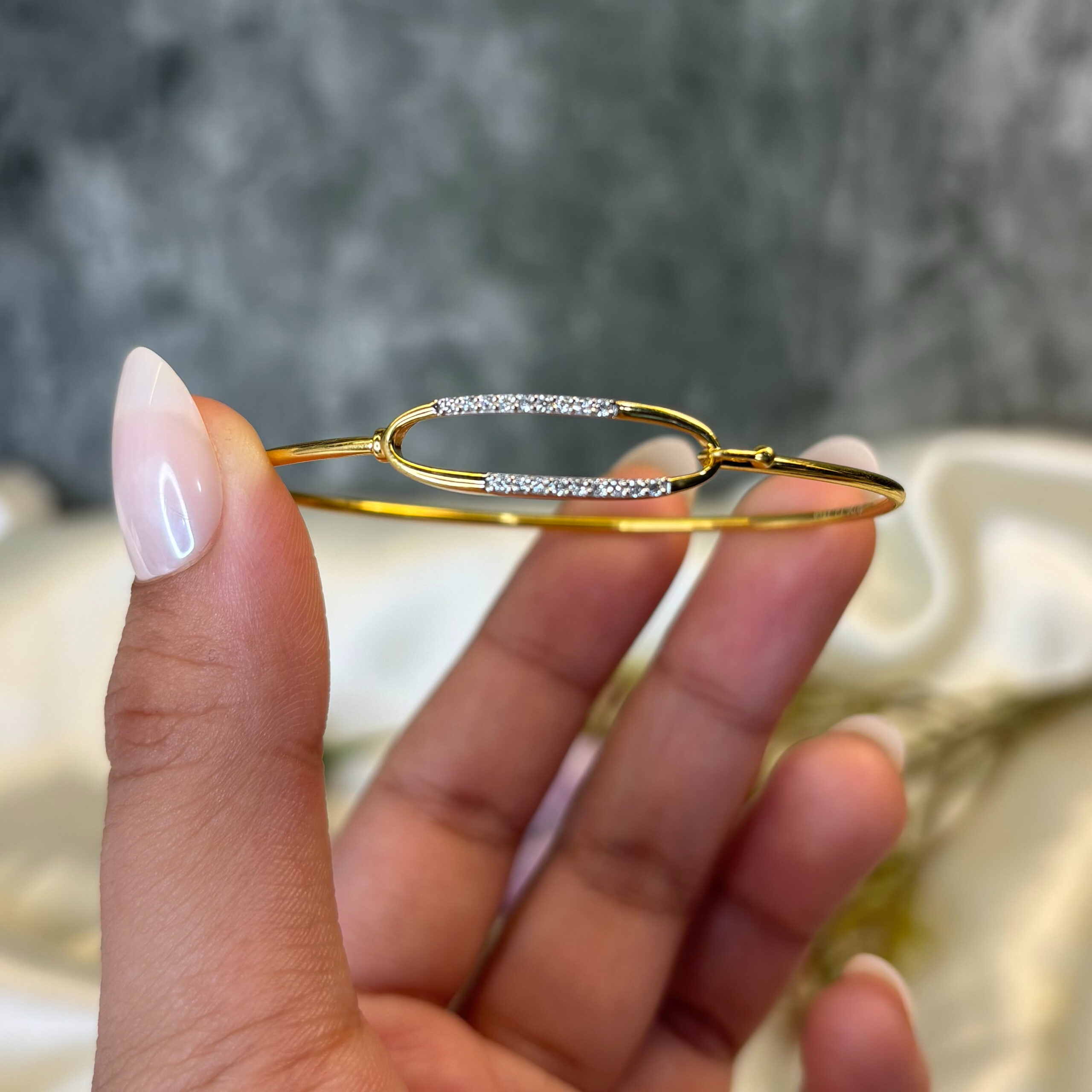 DIAMOND BANGLE ( 18KT GOLD)