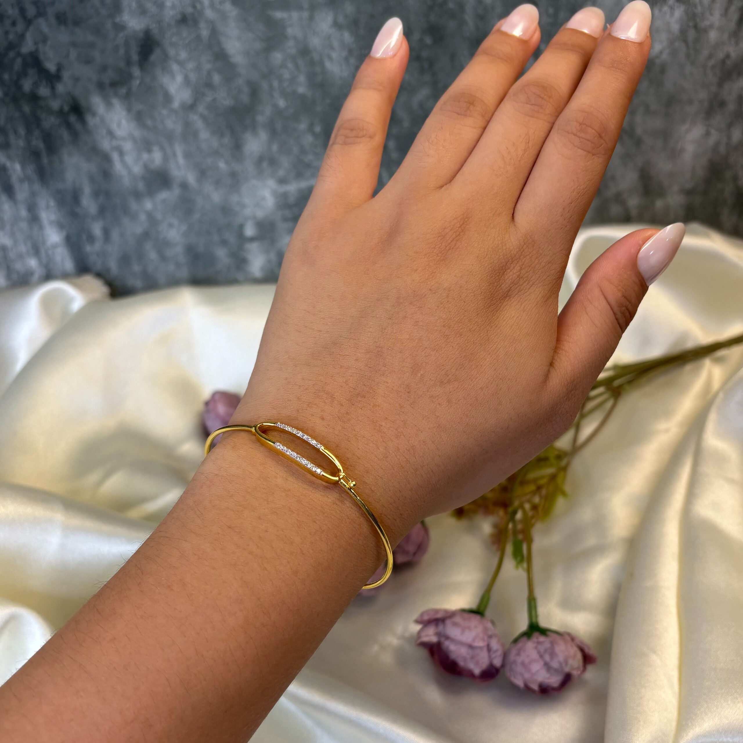 DIAMOND BANGLE ( 18KT GOLD)