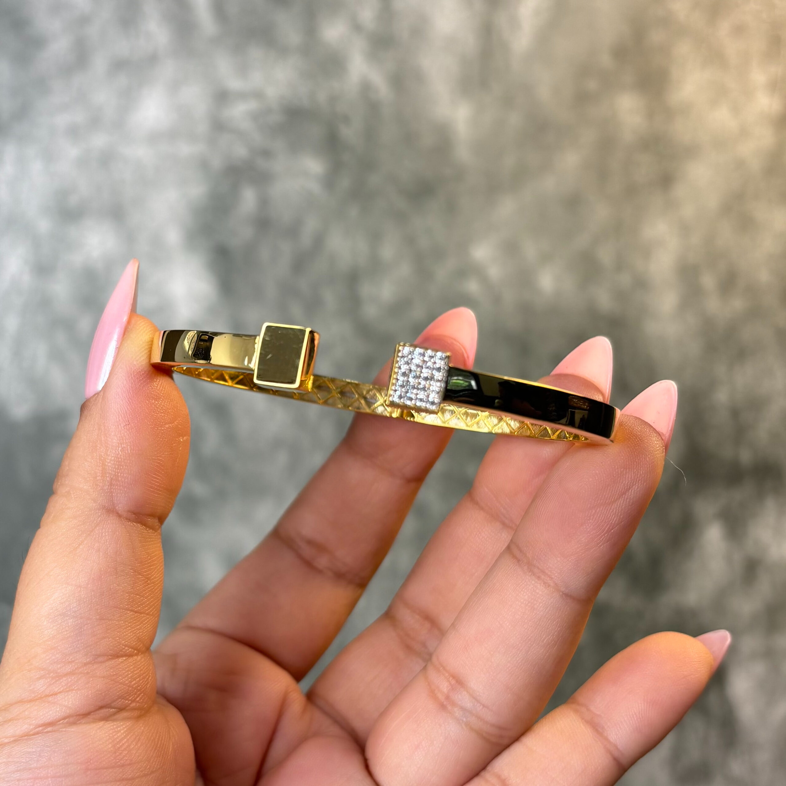 BANGLE ( 9KT GOLD)