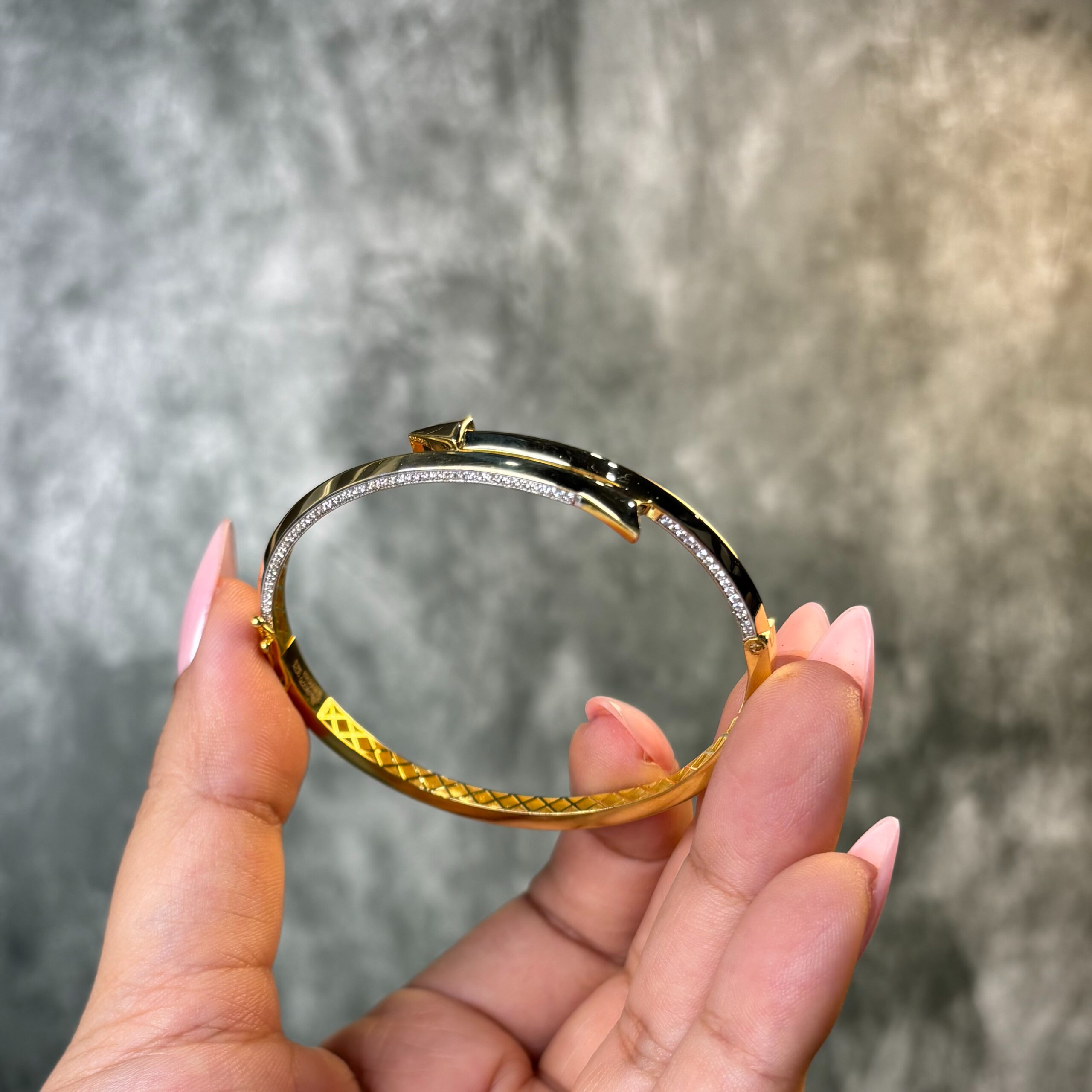 BANGLE ( 9KT GOLD)
