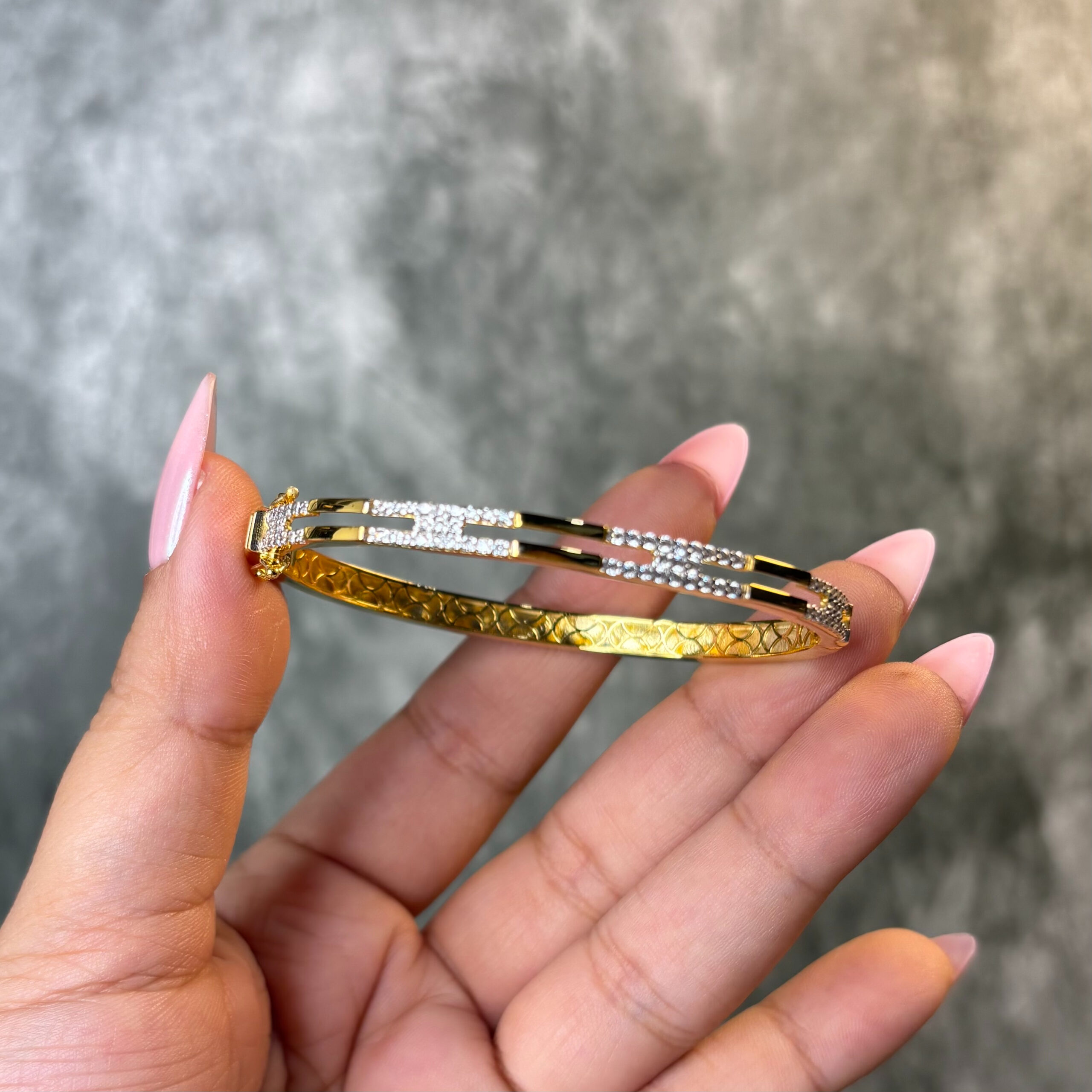 BANGLE ( 9KT GOLD)