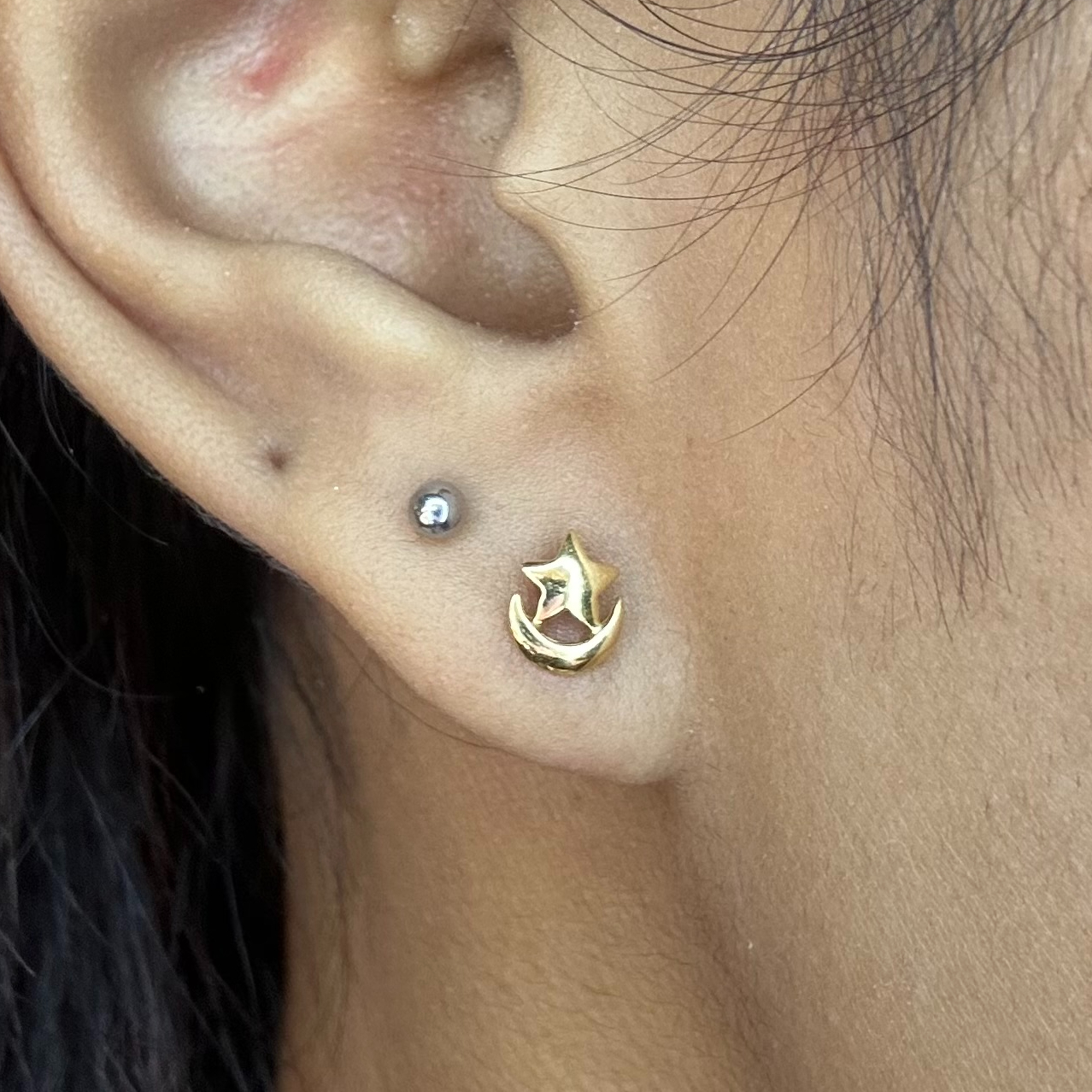 IMG_0696 BABY STUDS ( 18KT GOLD) - Image 1