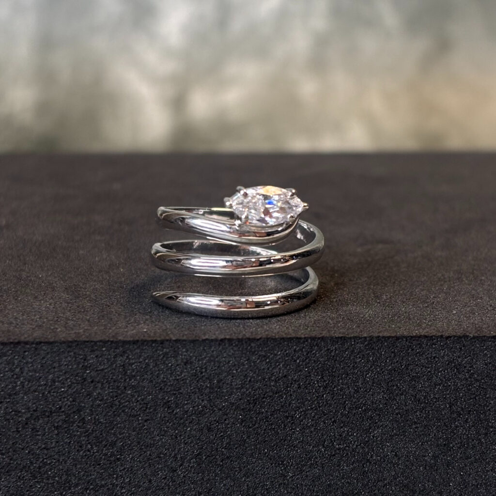 LADIES RING ( 18KT GOLD) - Image 3