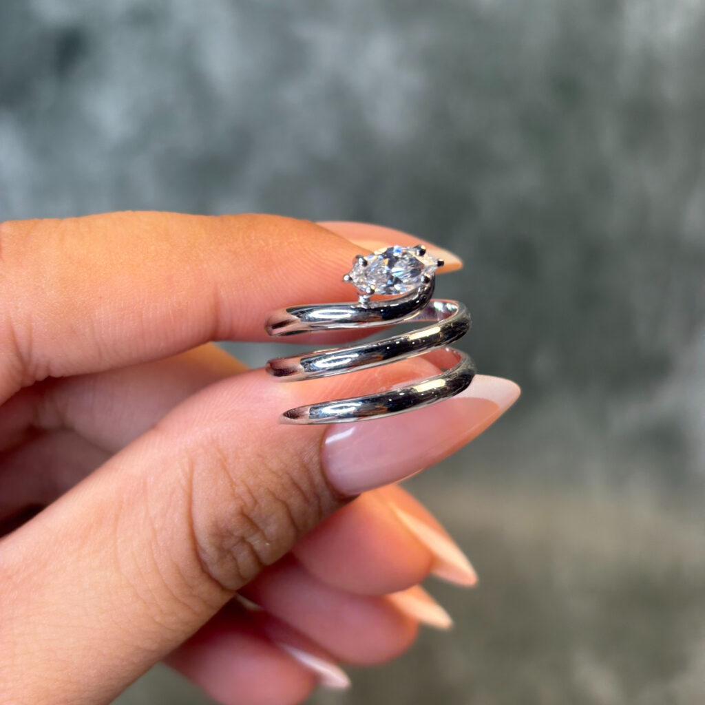 LADIES RING ( 18KT GOLD) - Image 2