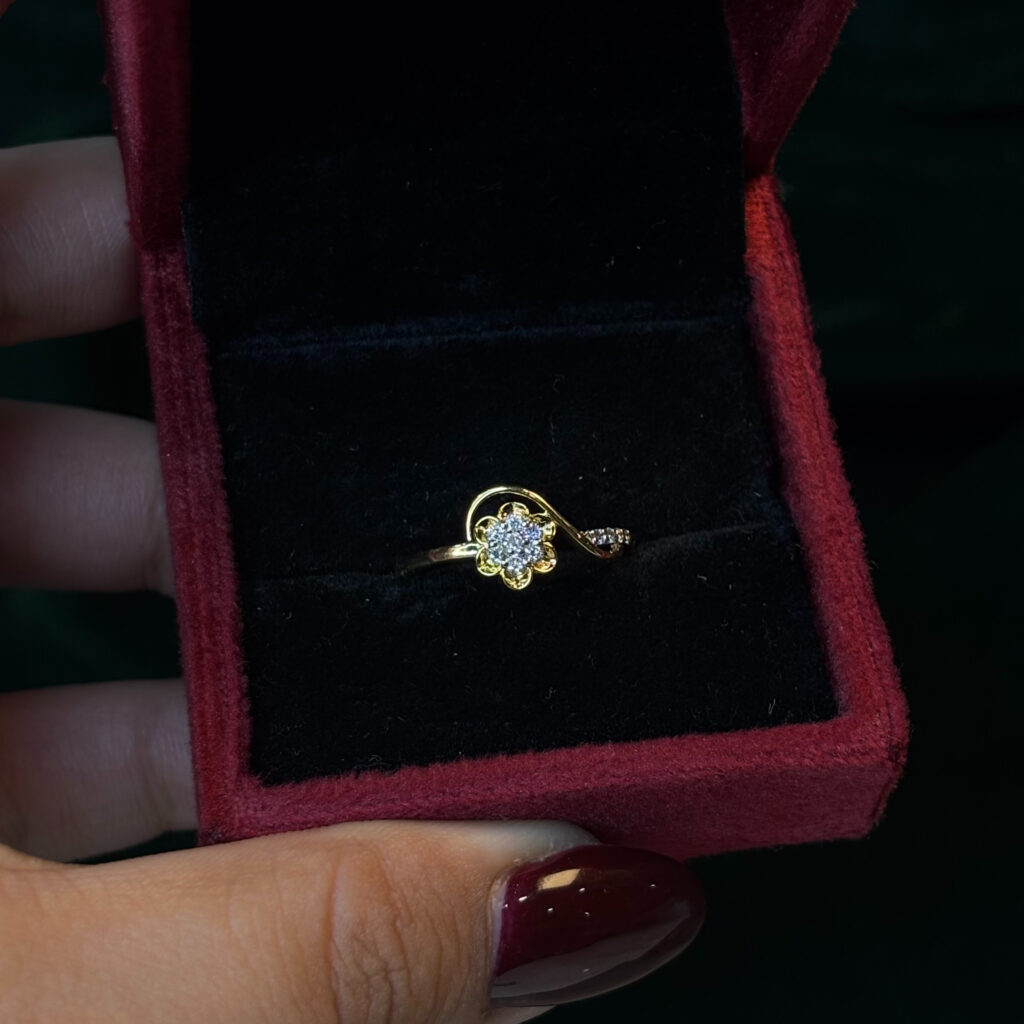 DIAMOND RING ( 9KT GOLD) - Image 3