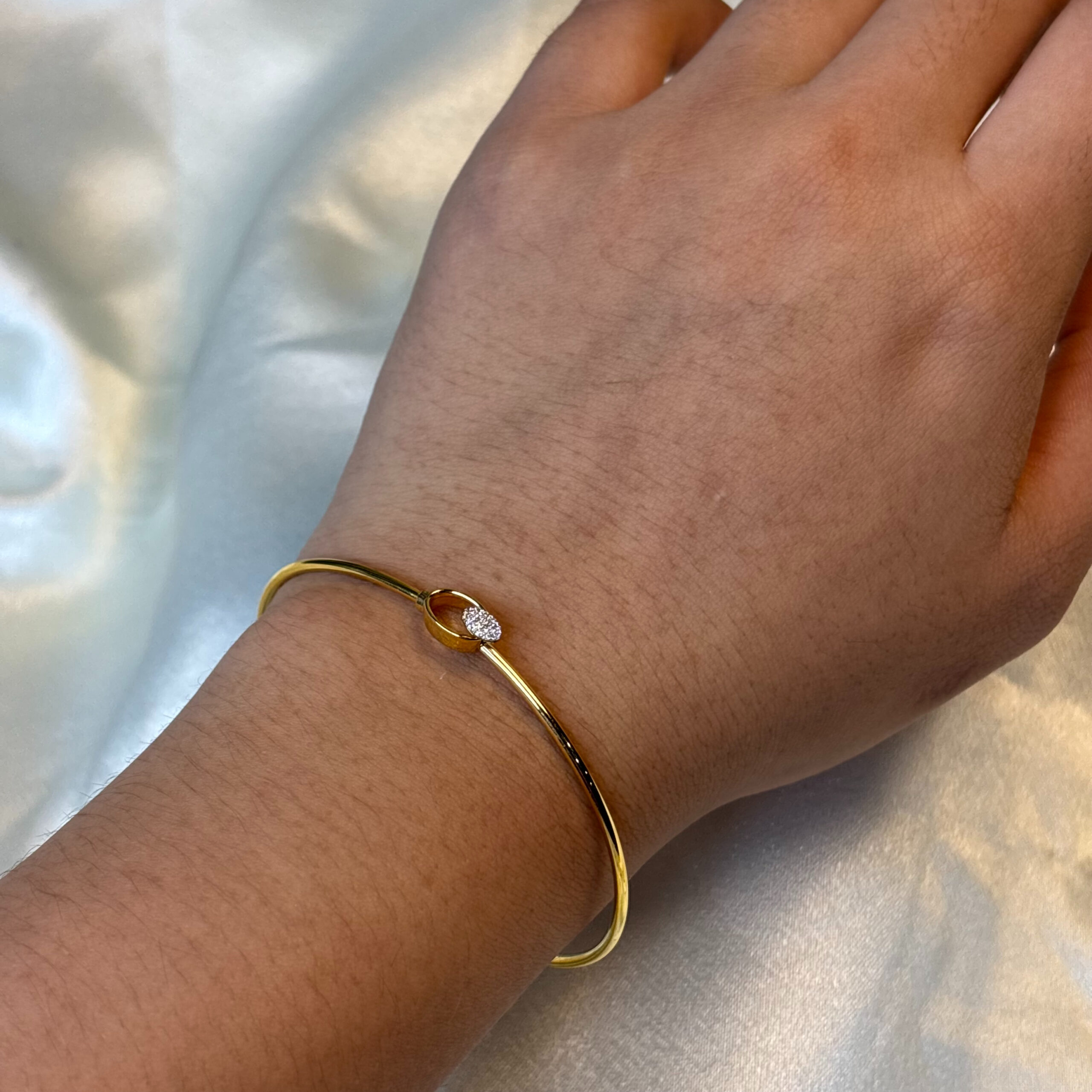 DIAMOND BANGLE (9KT GOLD)