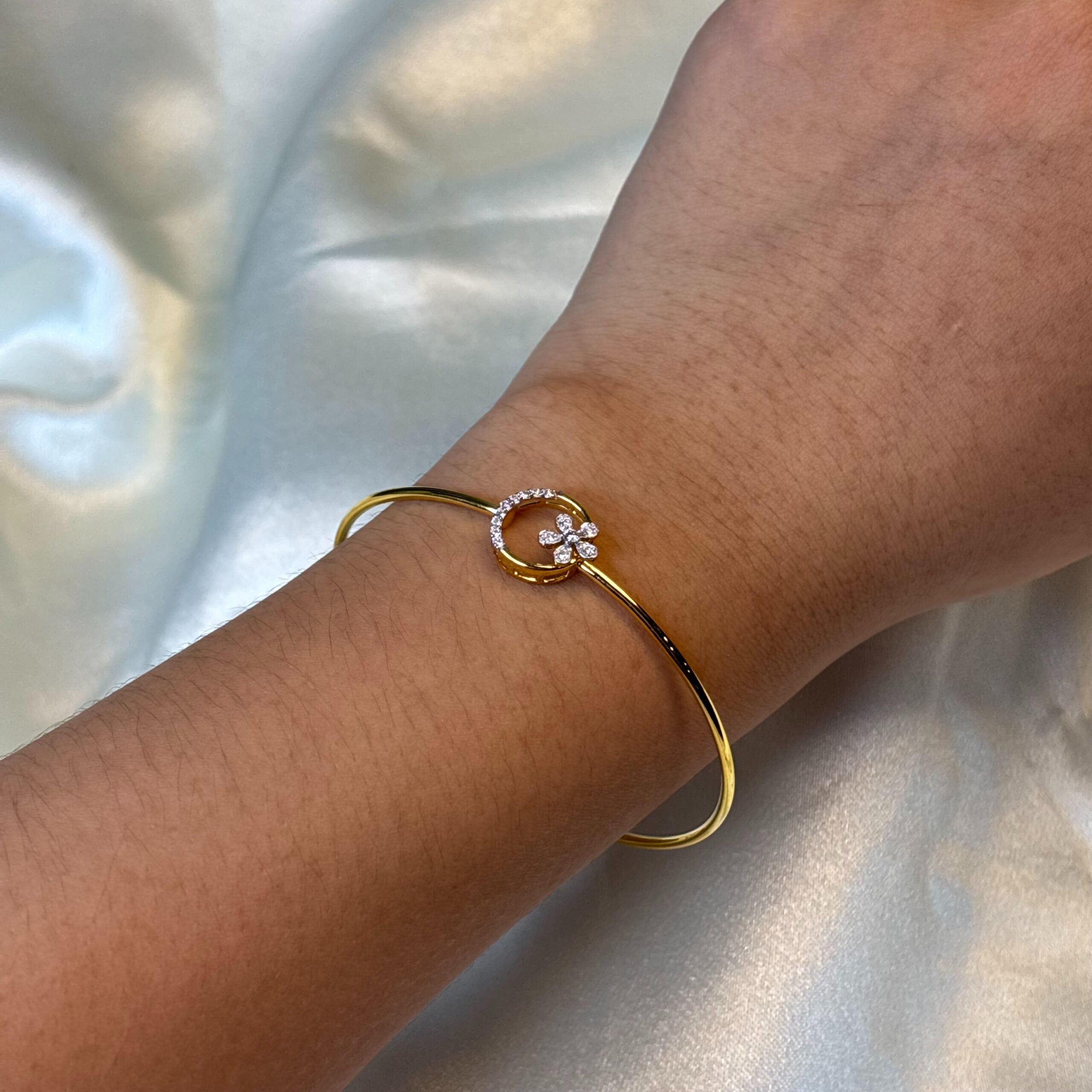 DIAMOND BANGLE (9KT GOLD)