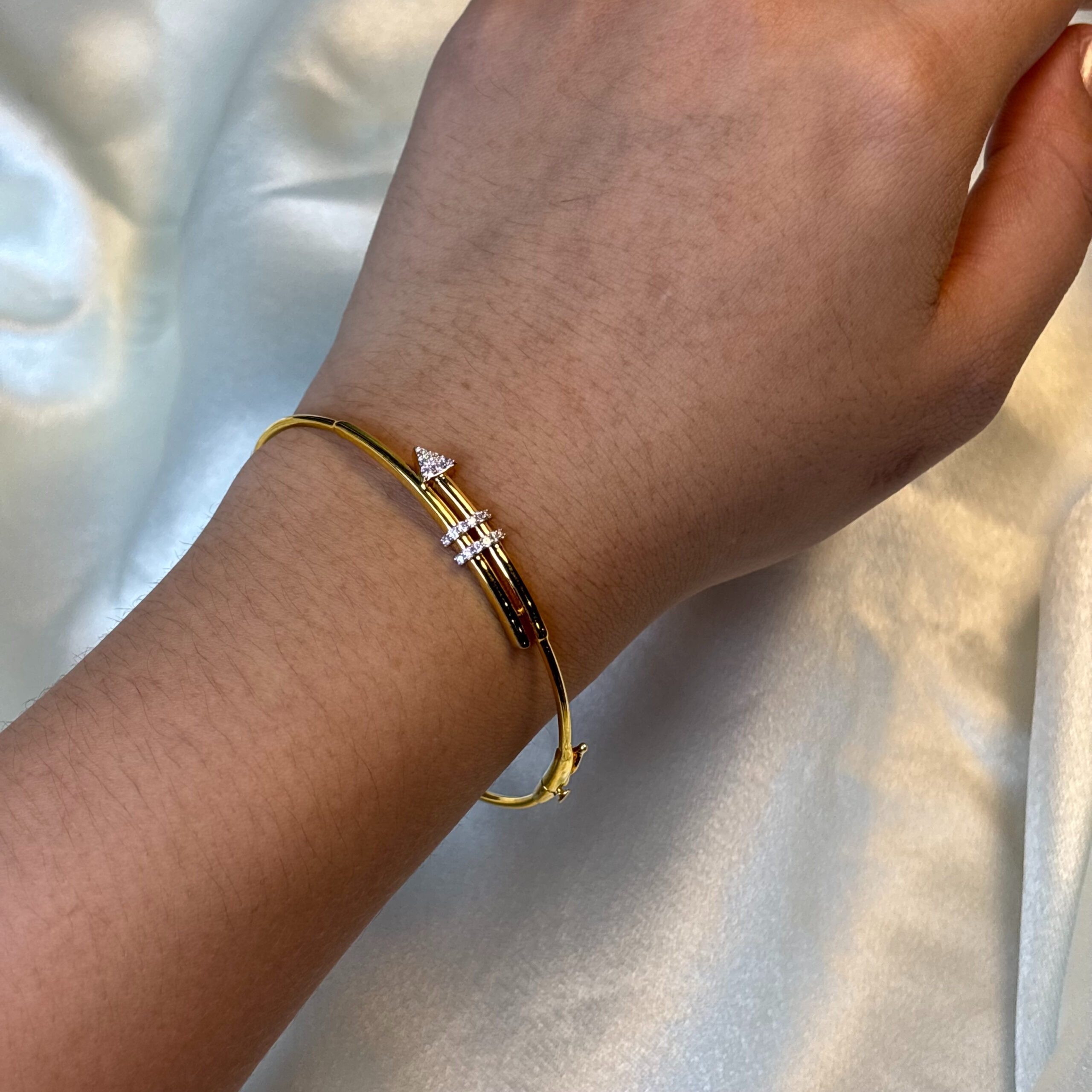 DIAMOND BANGLE (9KT GOLD)