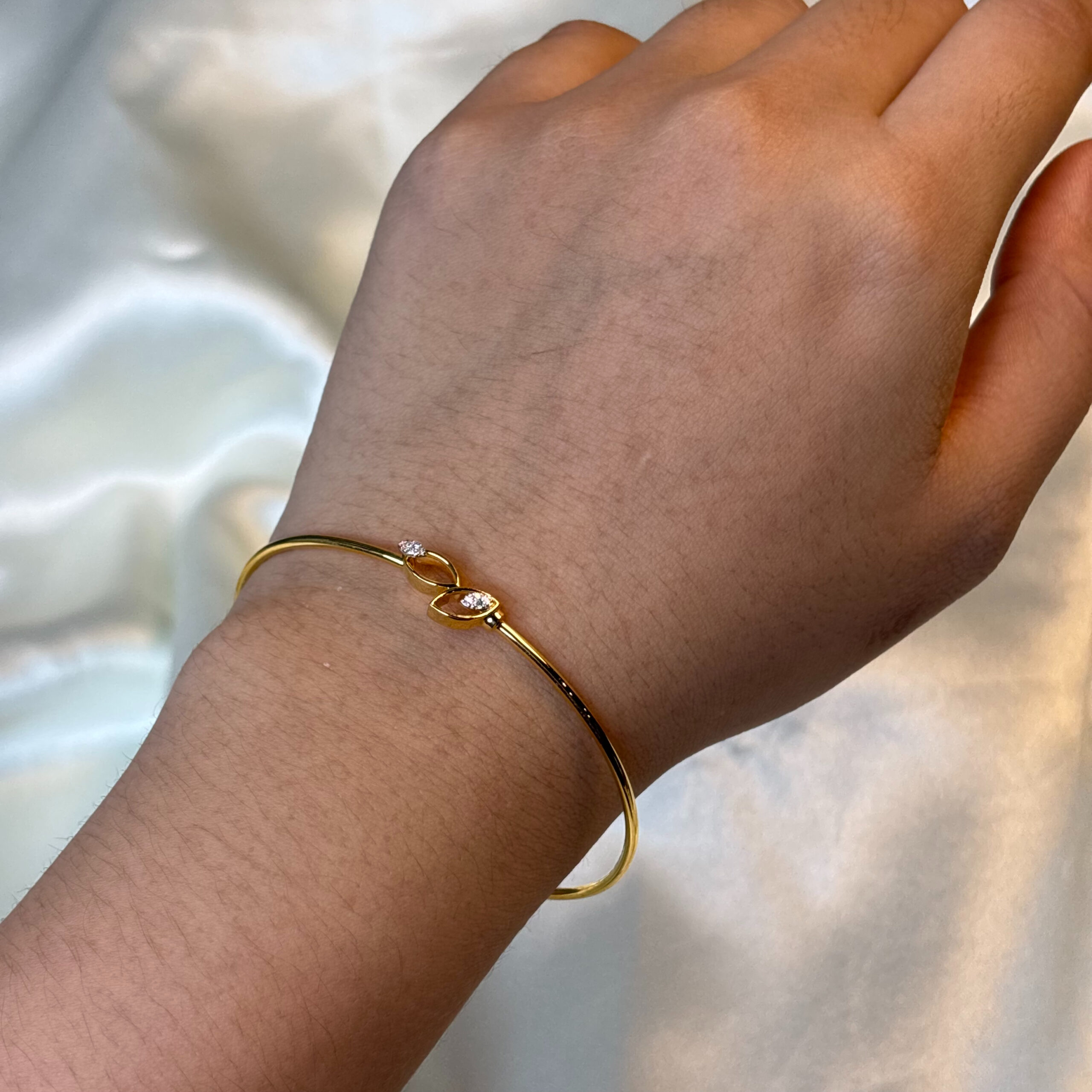 DIAMOND BANGLE (9KT GOLD)