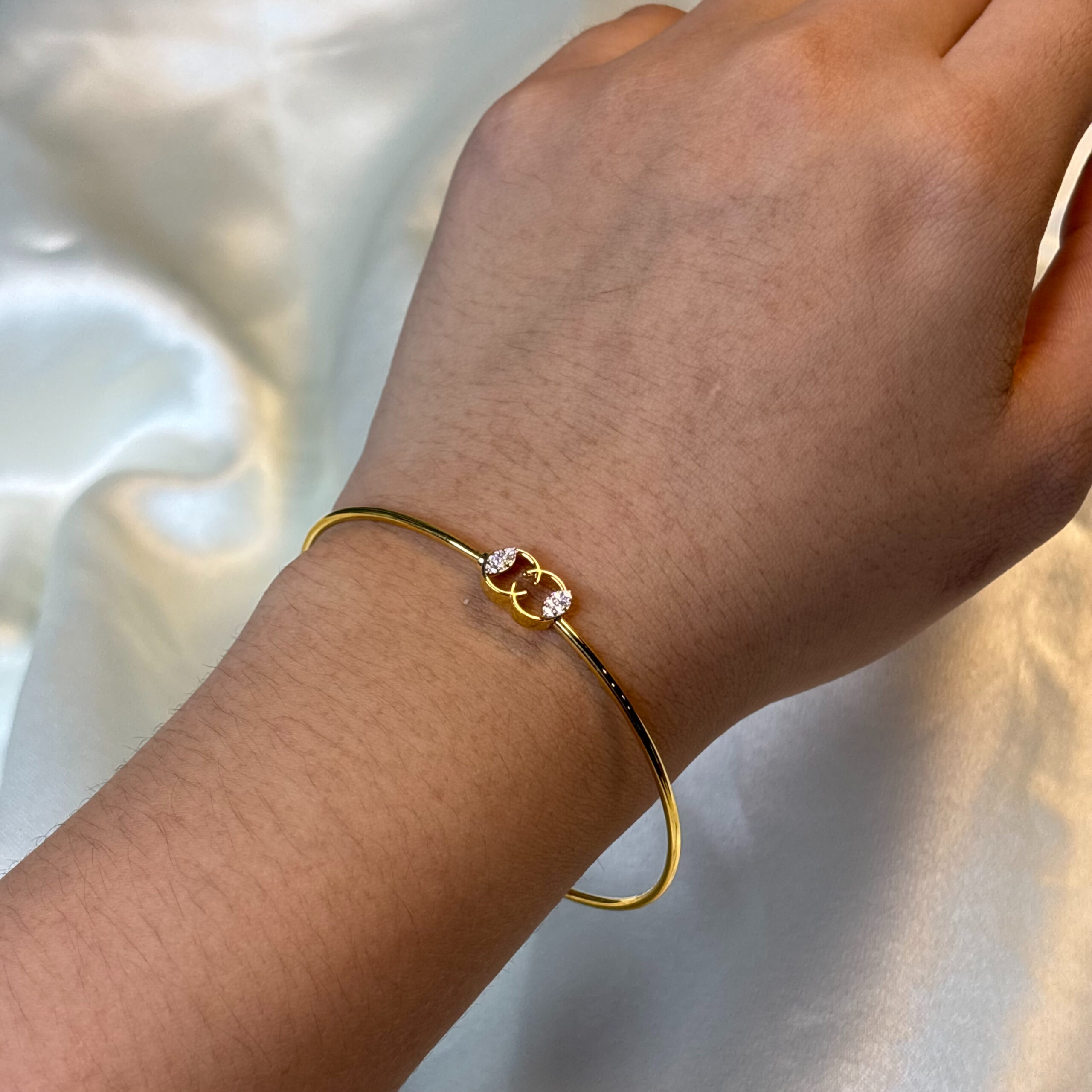 DIAMOND BANGLE (9KT GOLD)