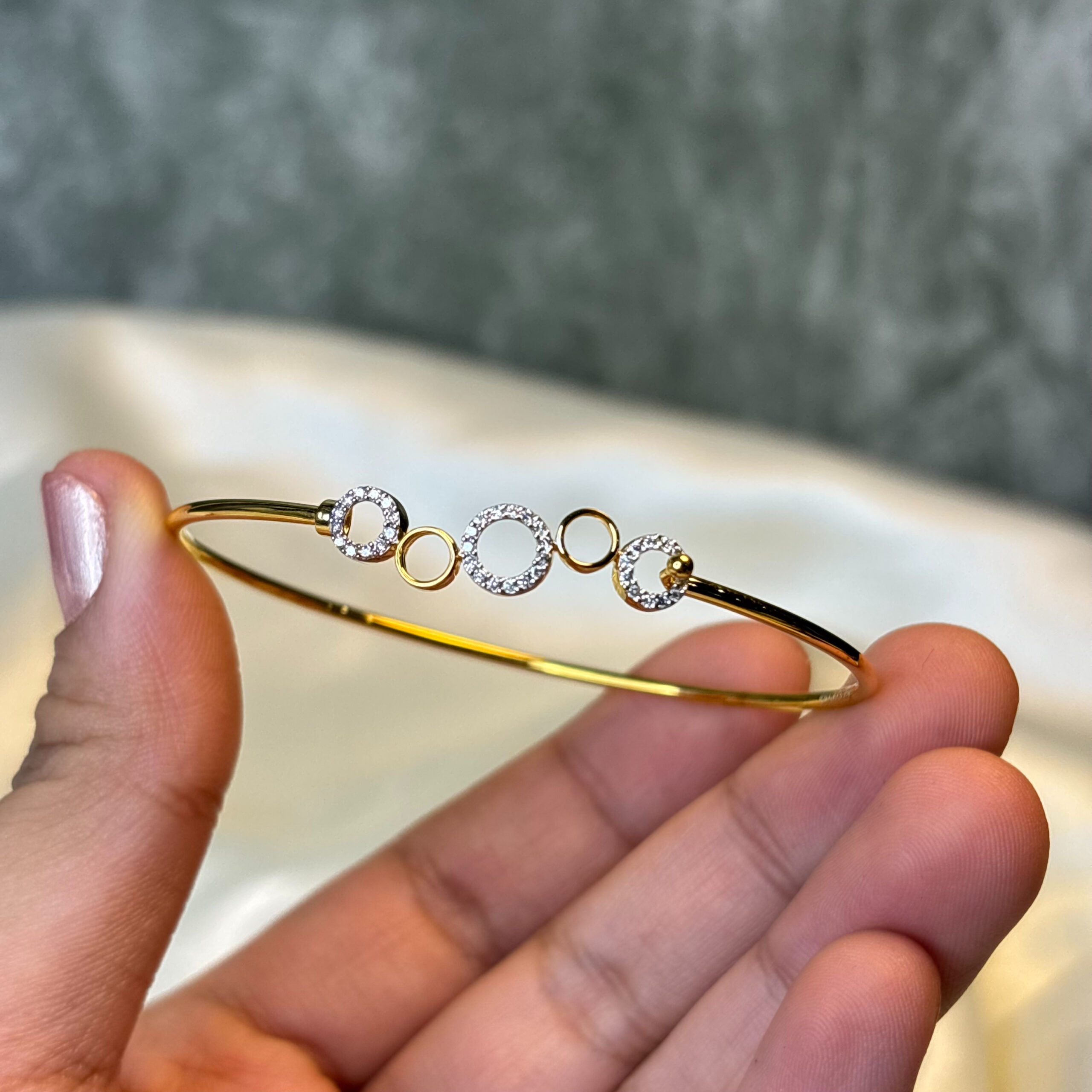 DIAMOND BANGLE (9KT GOLD)
