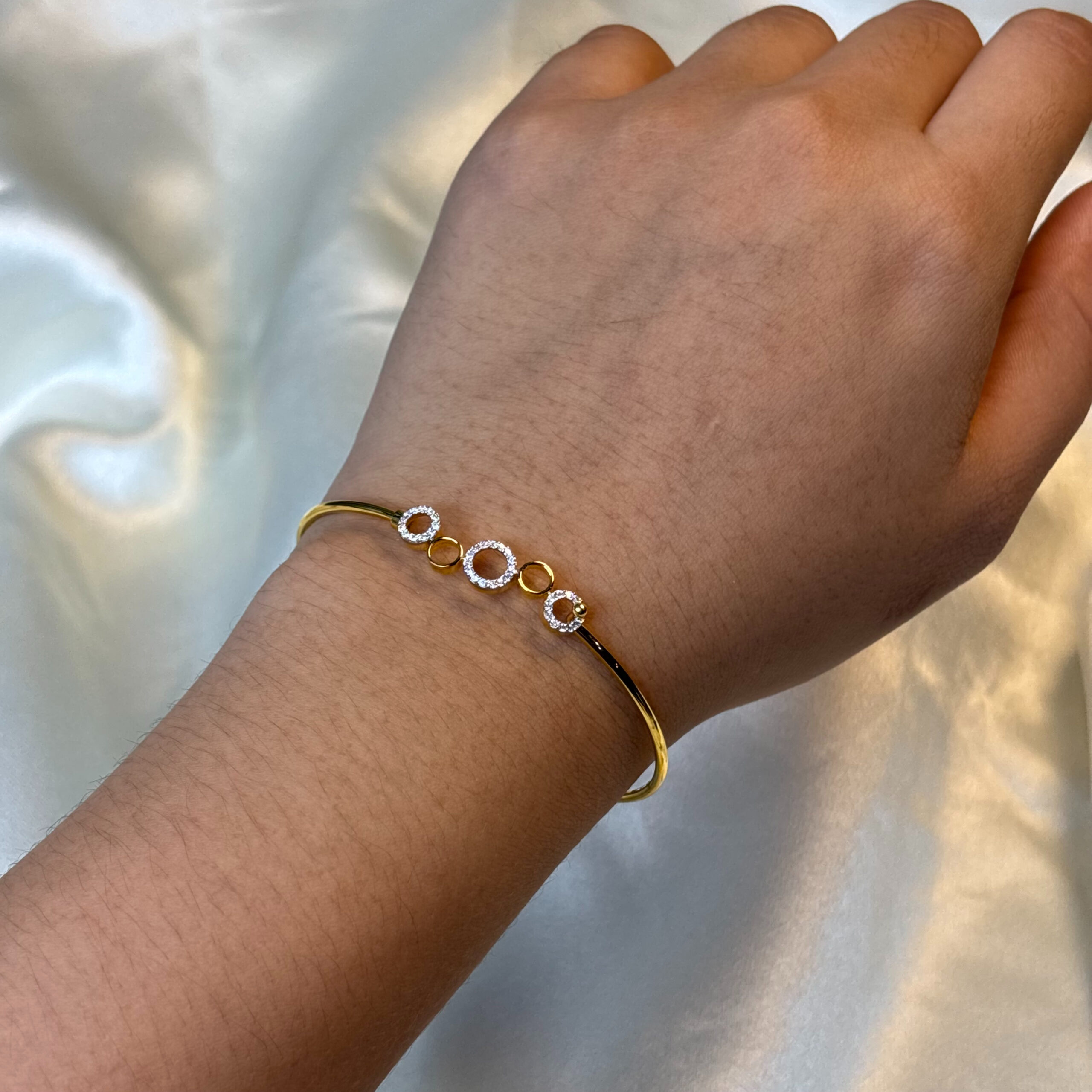 DIAMOND BANGLE (9KT GOLD)