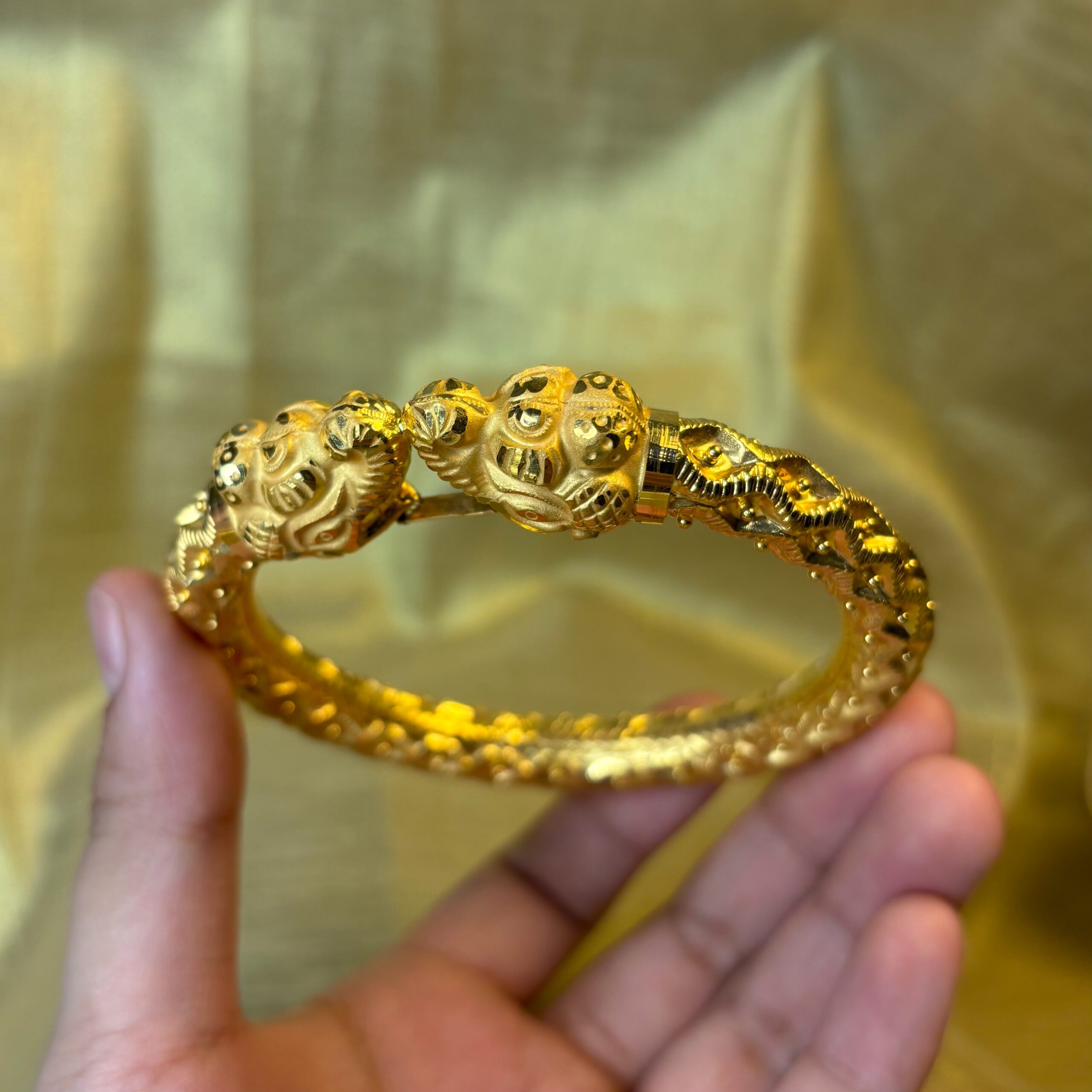 LADIES BANGLE ( 22KT GOLD)