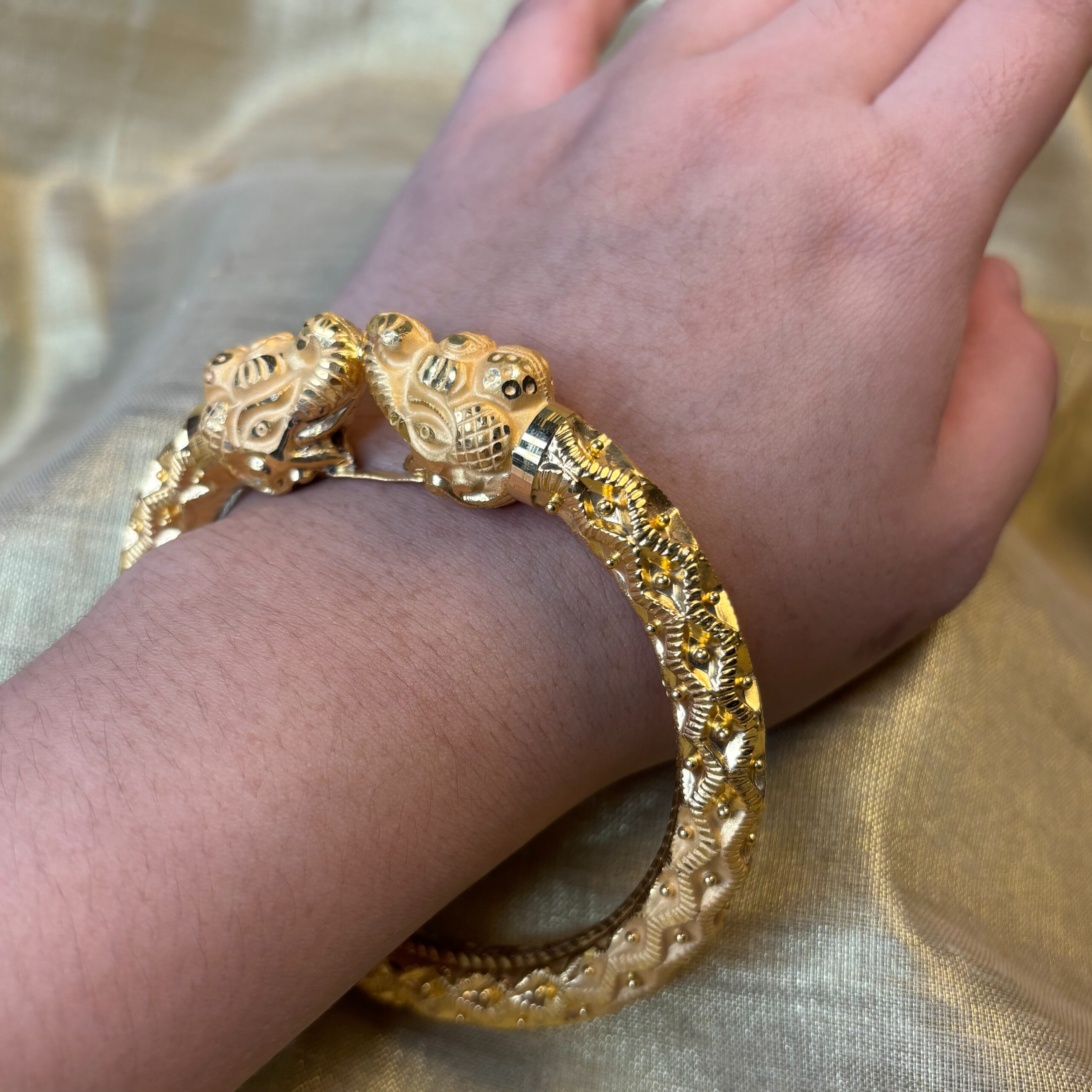 LADIES BANGLE ( 22KT GOLD)