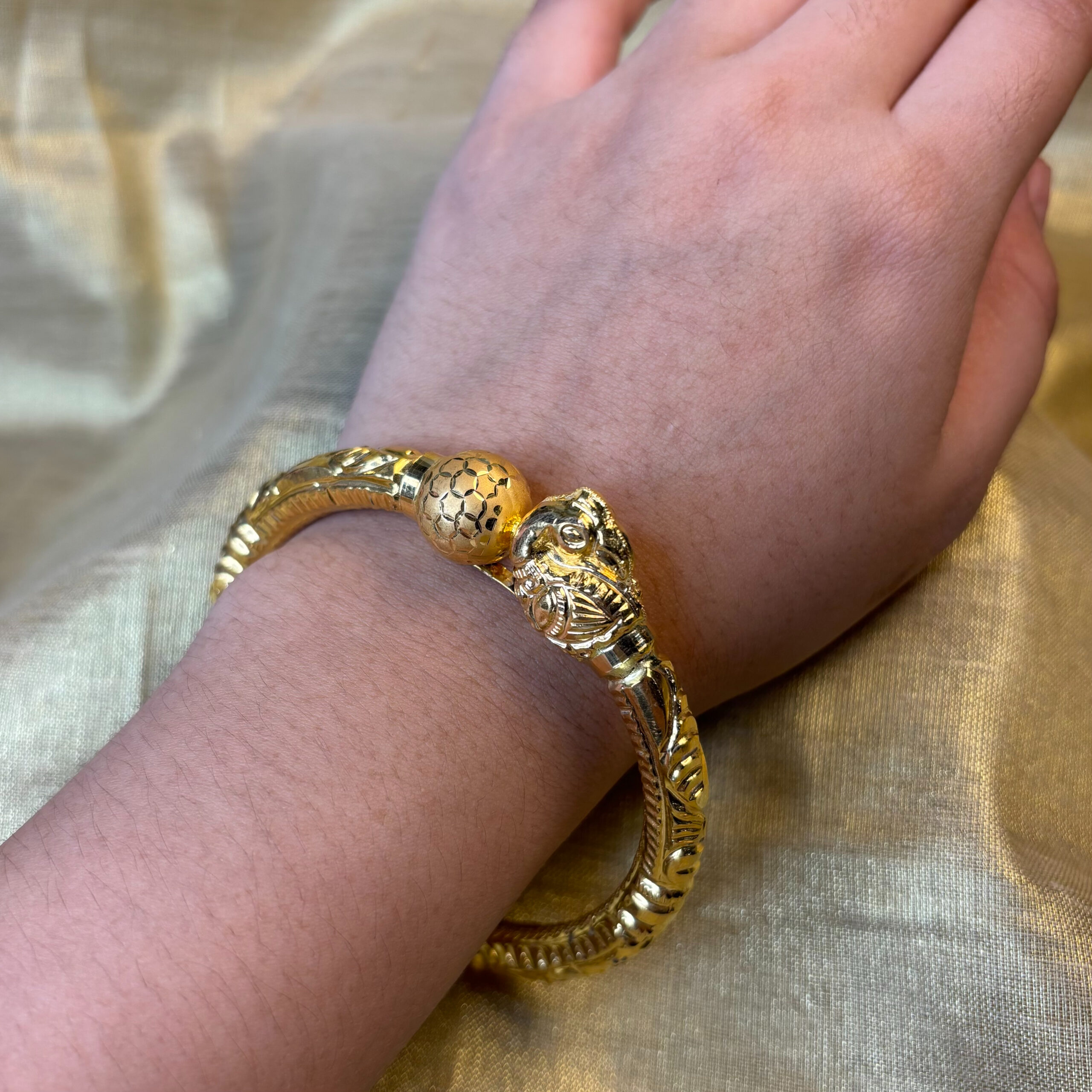 LADIES BANGLE ( 22KT GOLD)