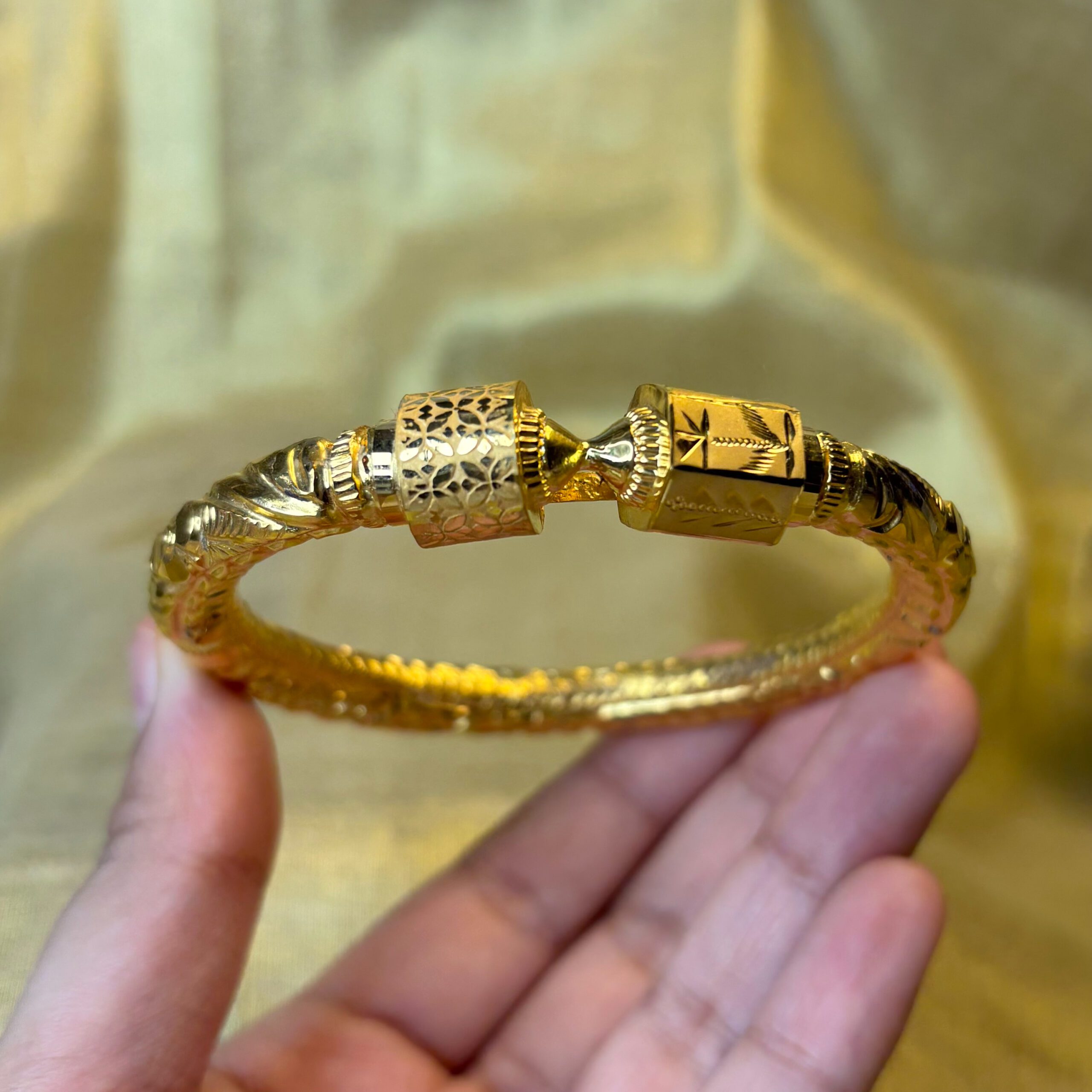 LADIES BANGLE ( 22KT GOLD)
