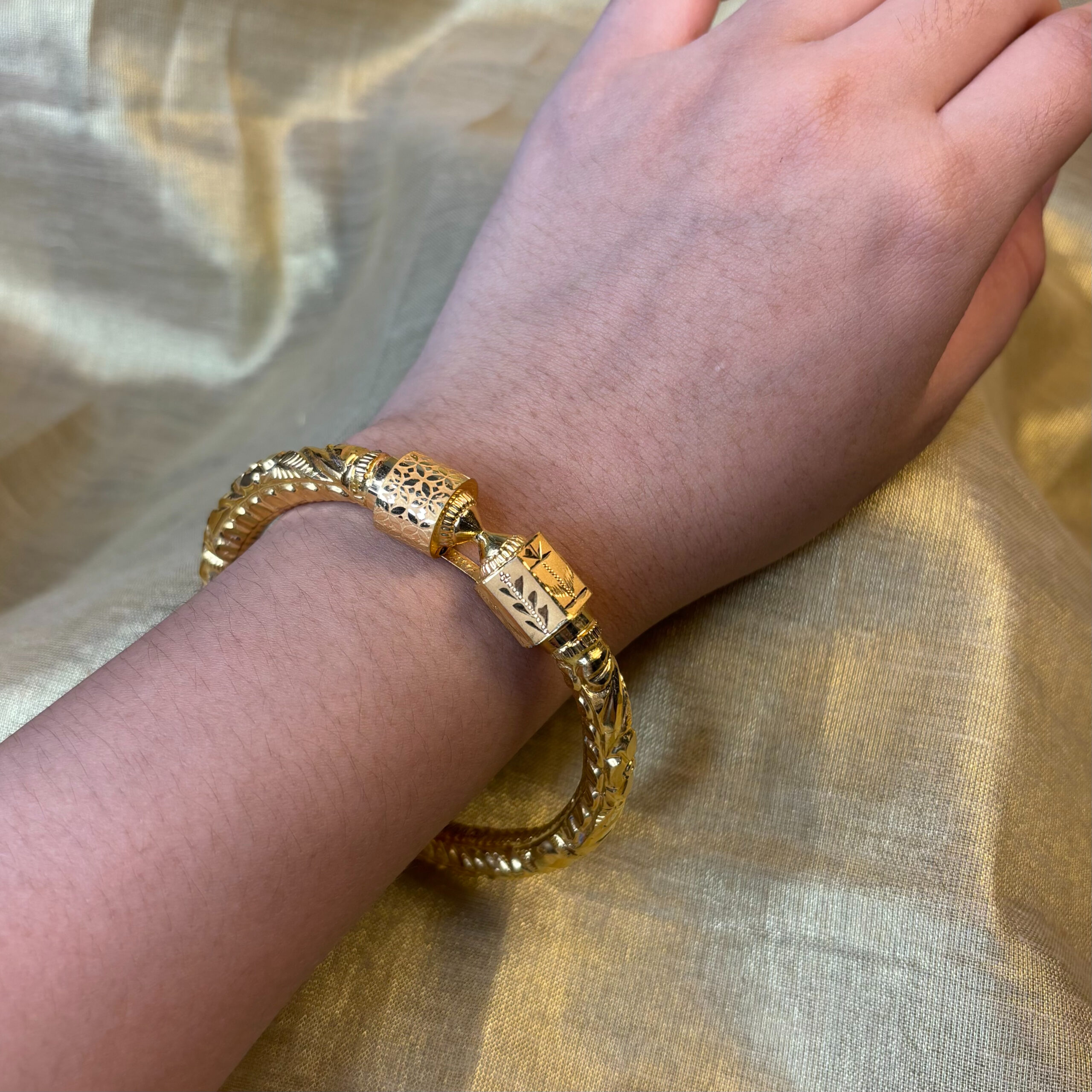 LADIES BANGLE ( 22KT GOLD)