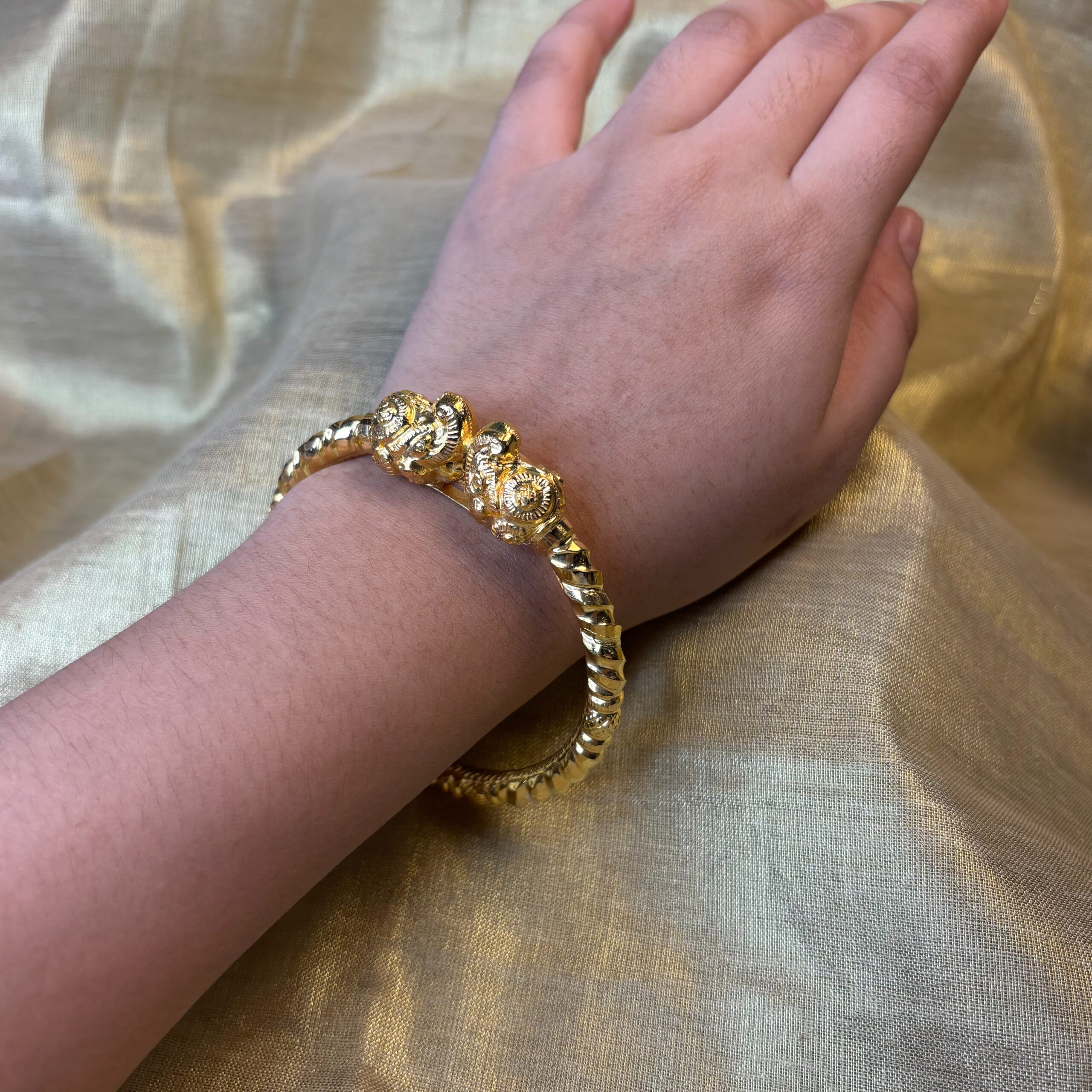LADIES BANGLE ( 22KT GOLD)