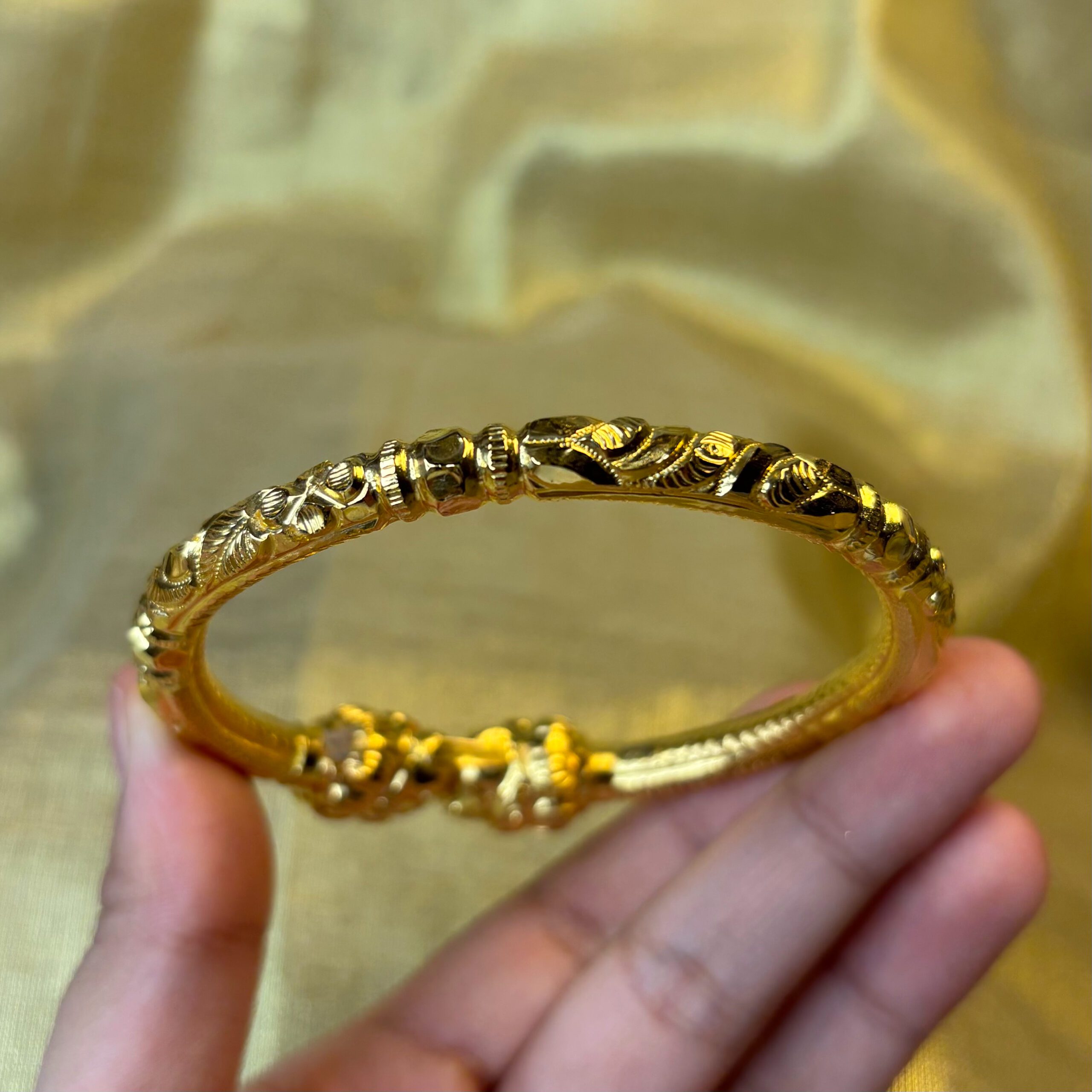 LADIES BANGLE ( 22KT GOLD)