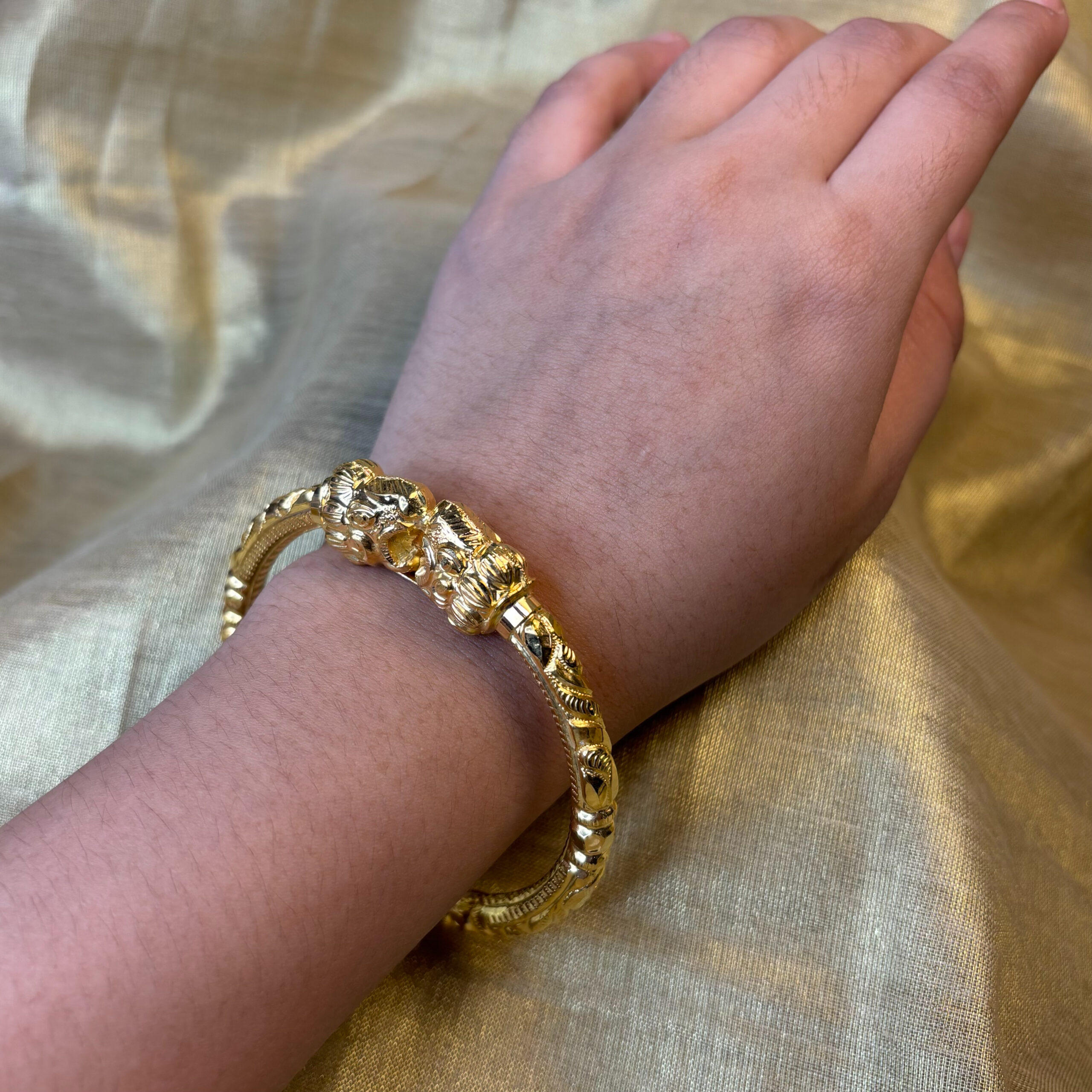 LADIES BANGLE ( 22KT GOLD)