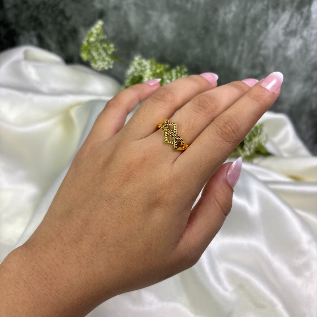 LADIES RING ( 18KT GOLD)