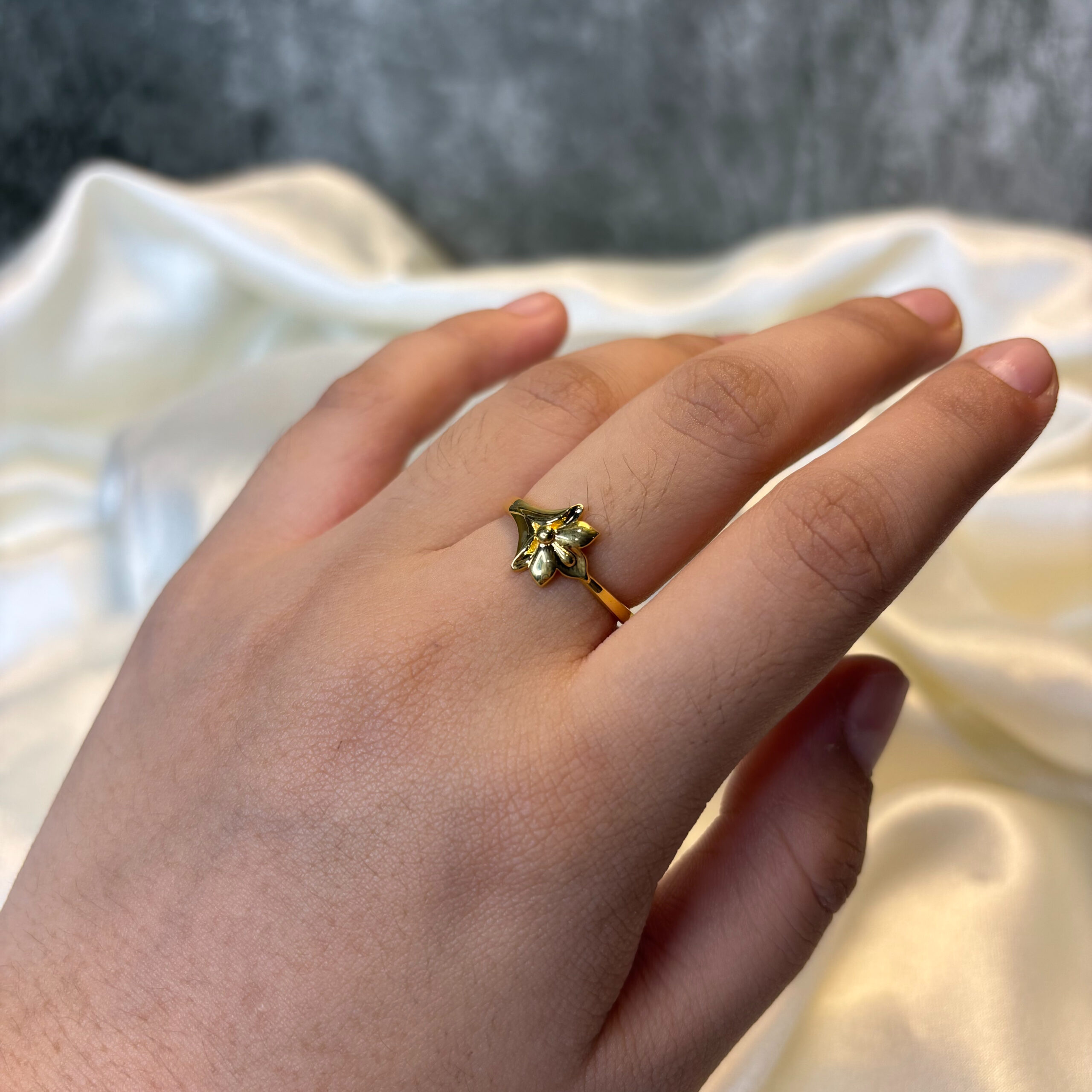 LADIES RING ( 18KT GOLD)