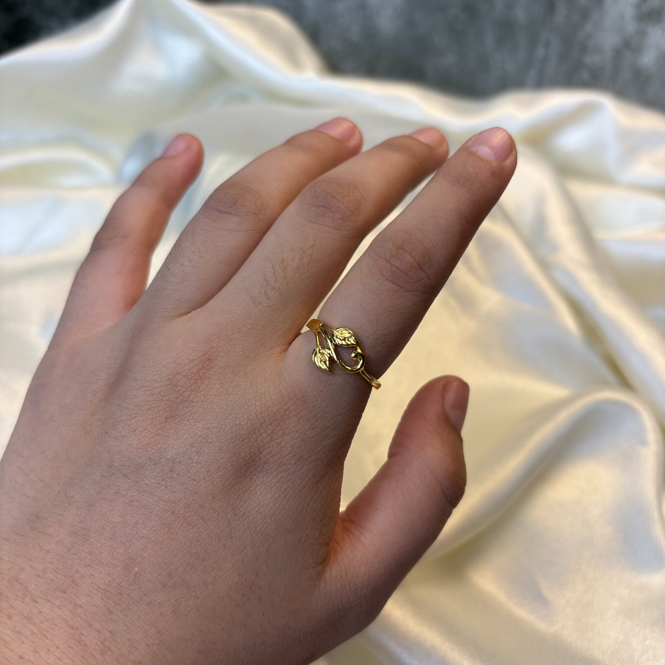LADIES RING ( 18KT GOLD)