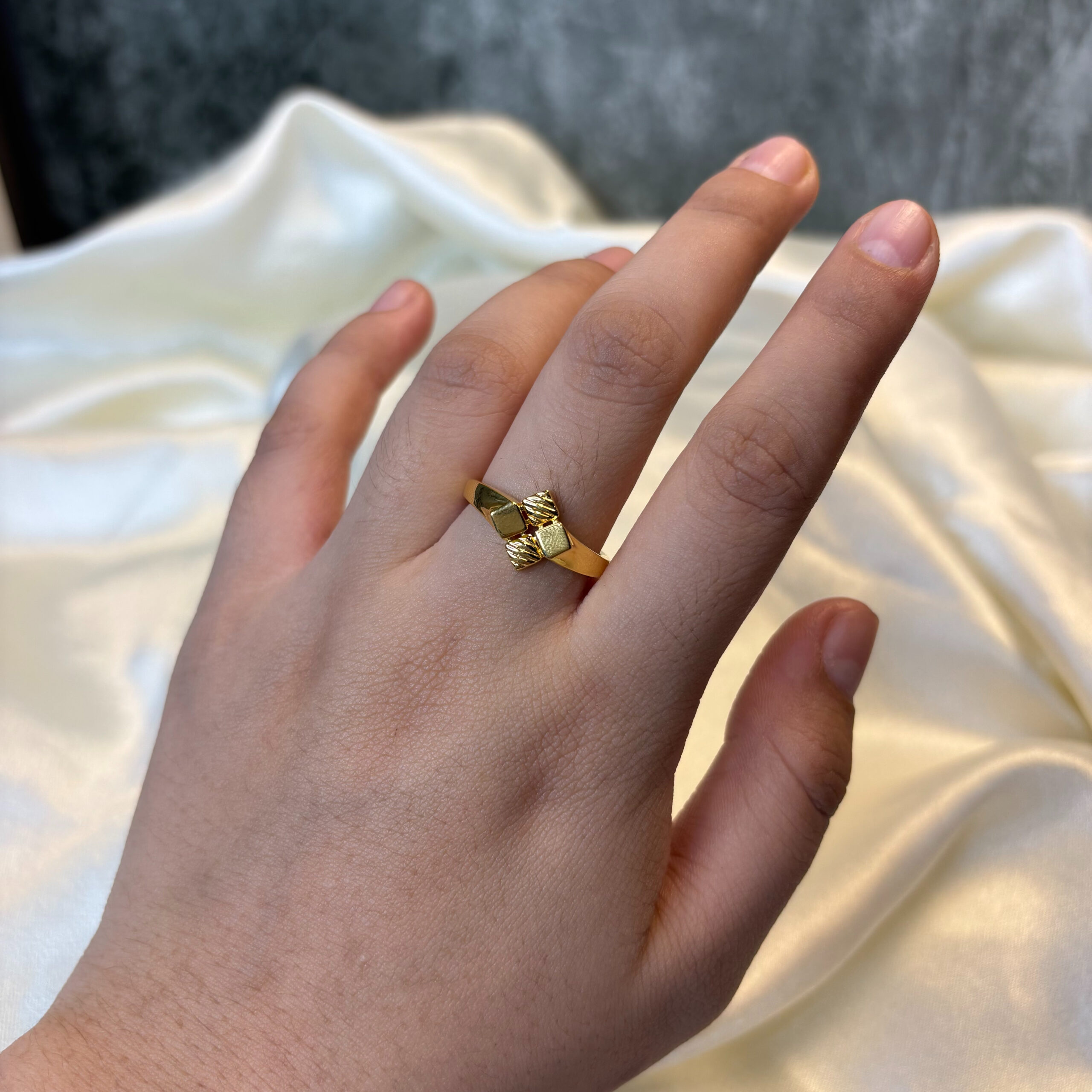 LADIES RING ( 18KT GOLD)