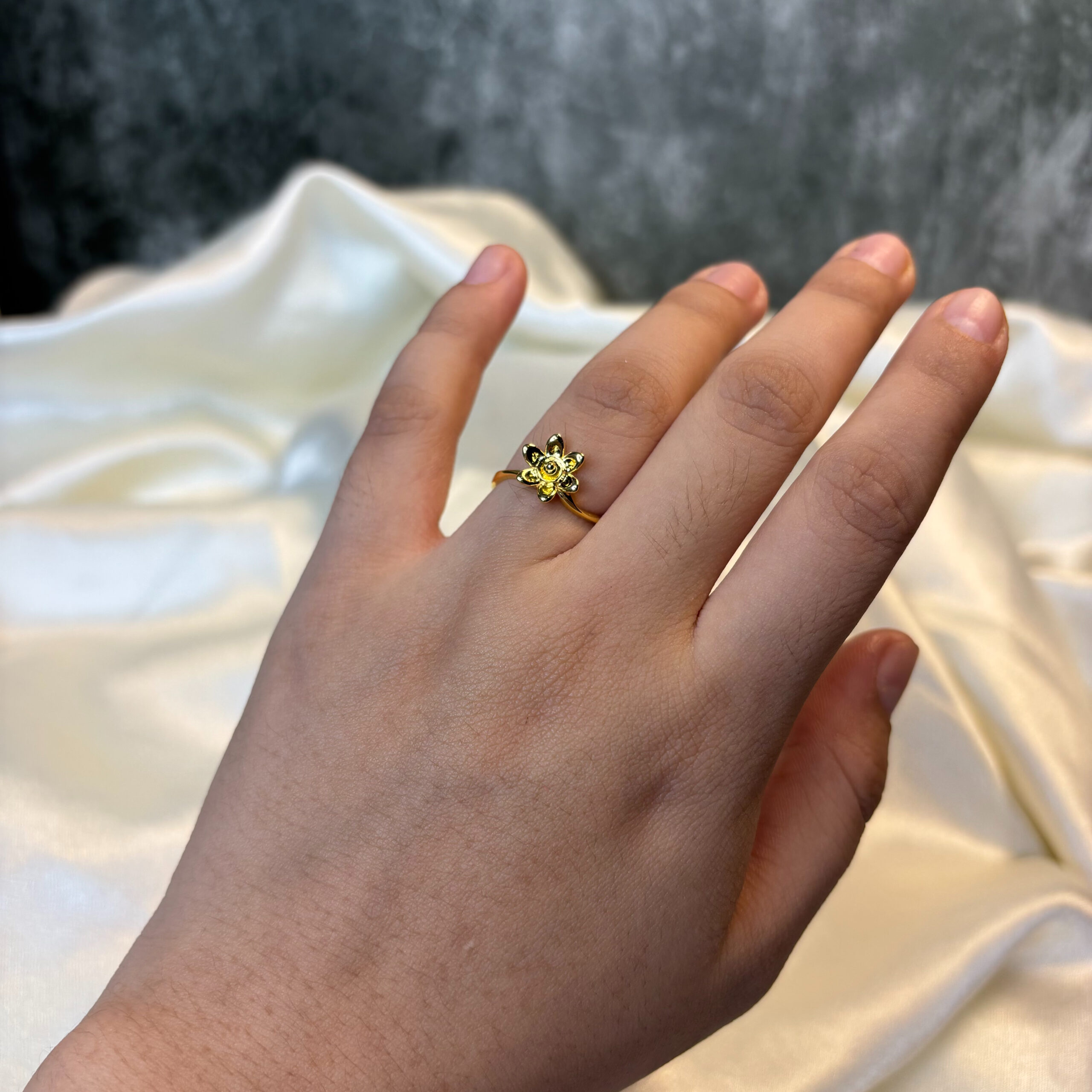 LADIES RING ( 18KT GOLD)