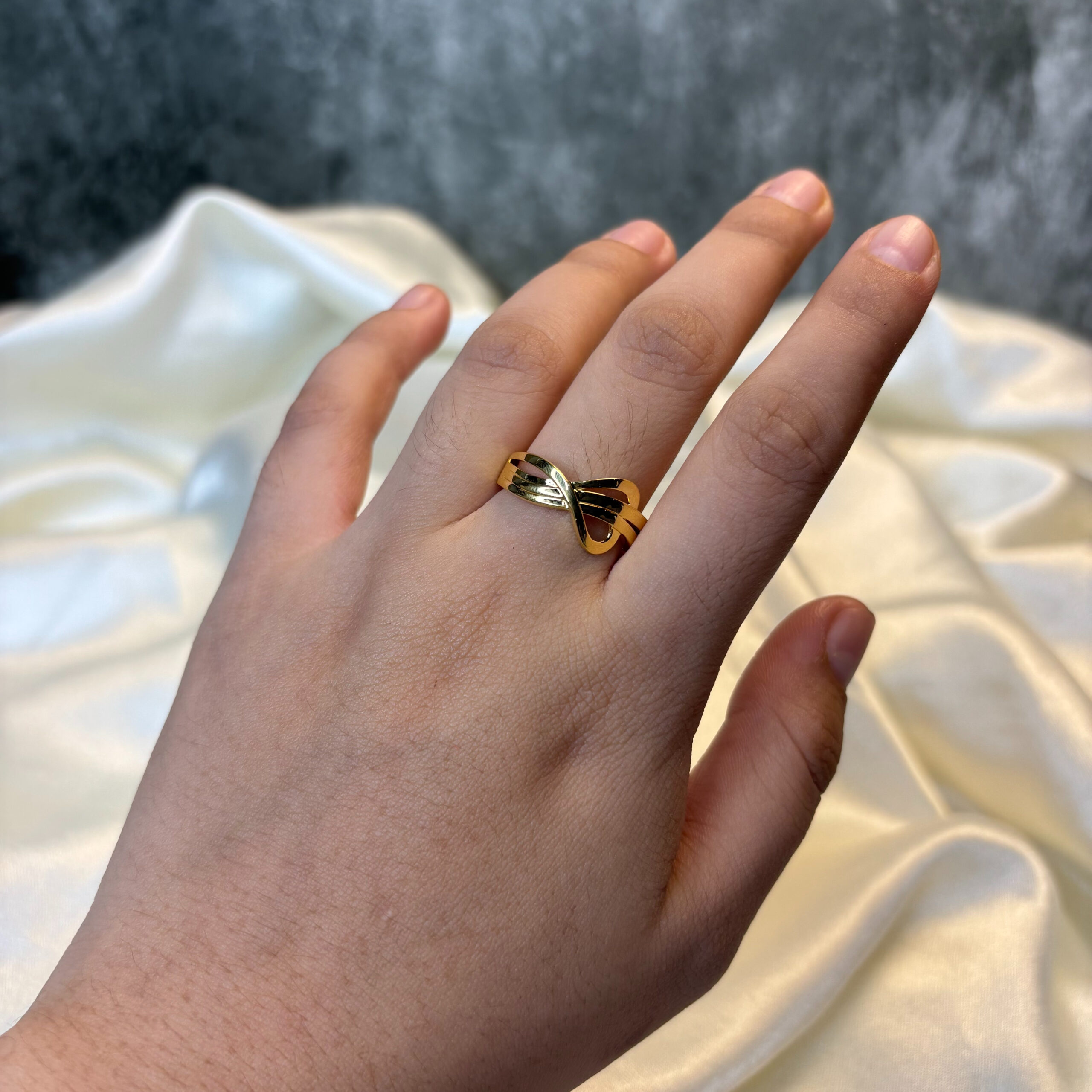 LADIES RING ( 18KT GOLD)