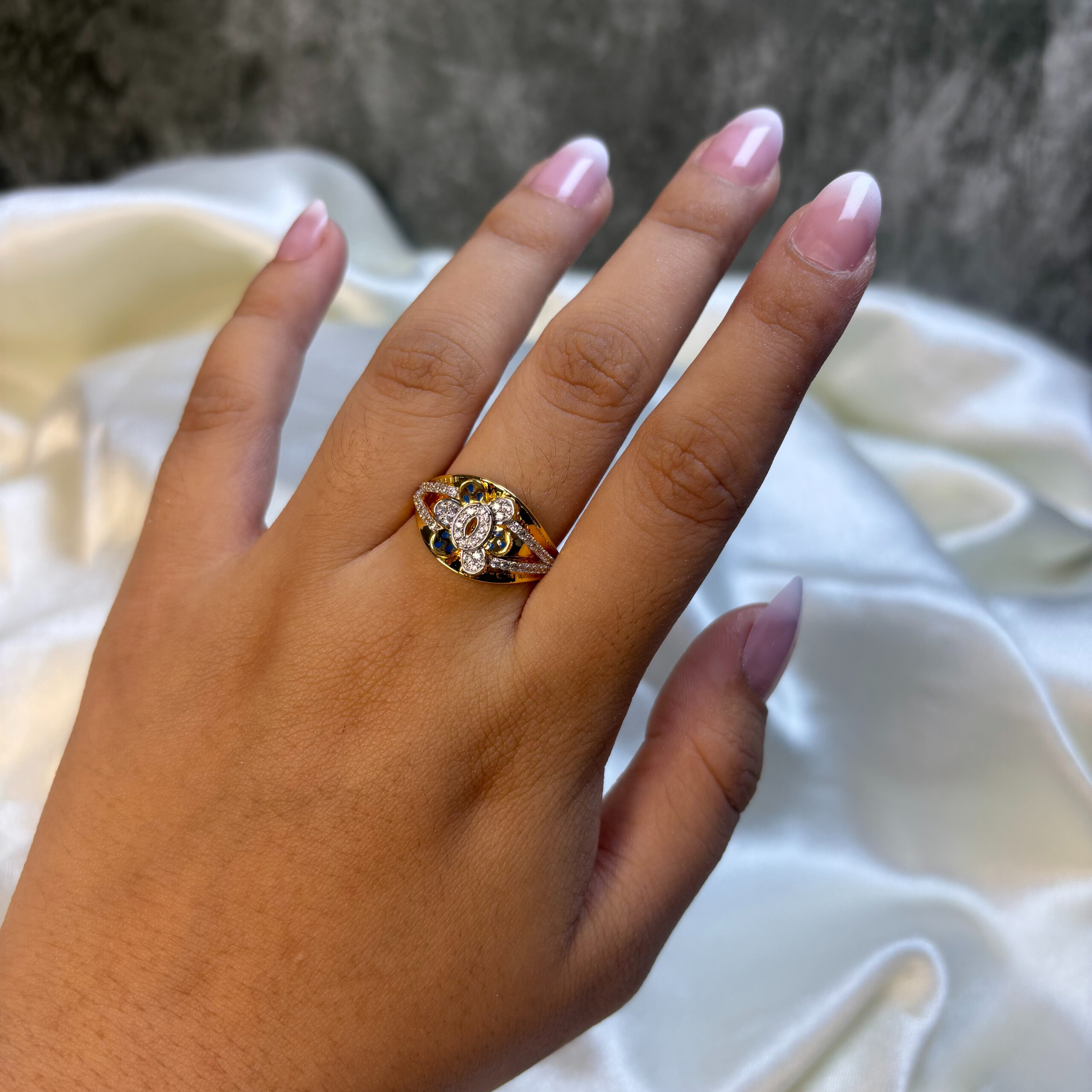 LADIES RING ( 18KT GOLD)