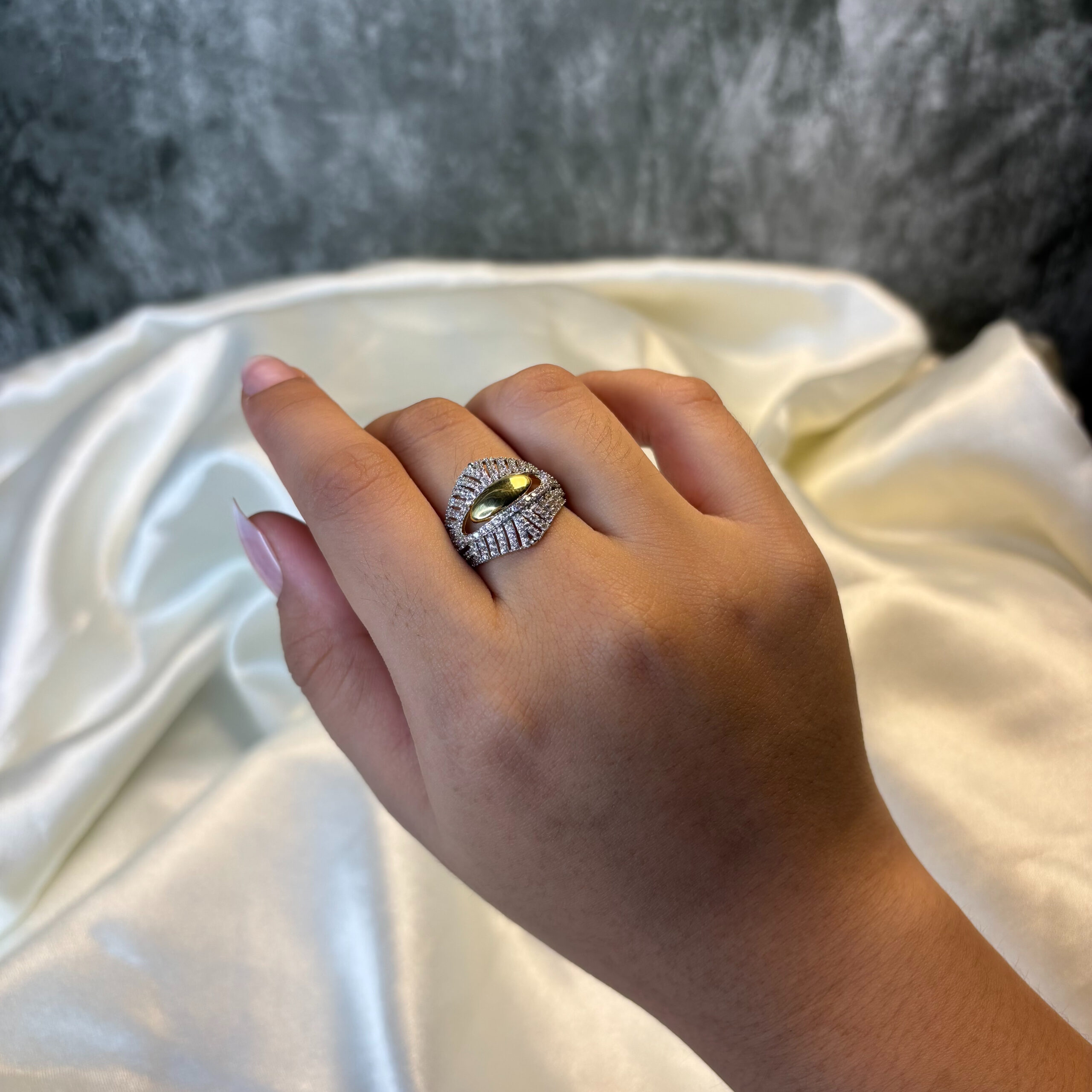 LADIES RING ( 18KT GOLD)