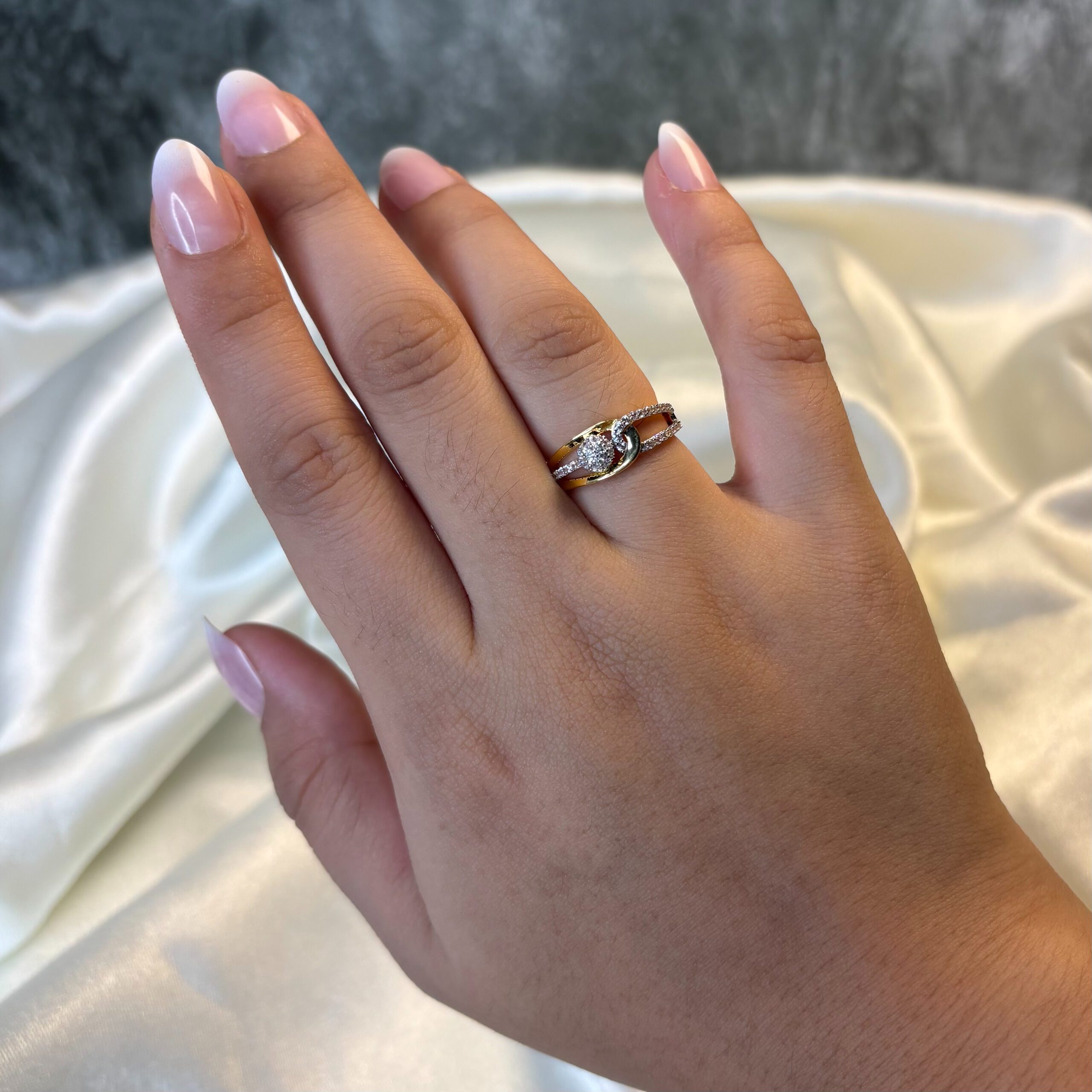 LADIES RING ( 18KT GOLD)