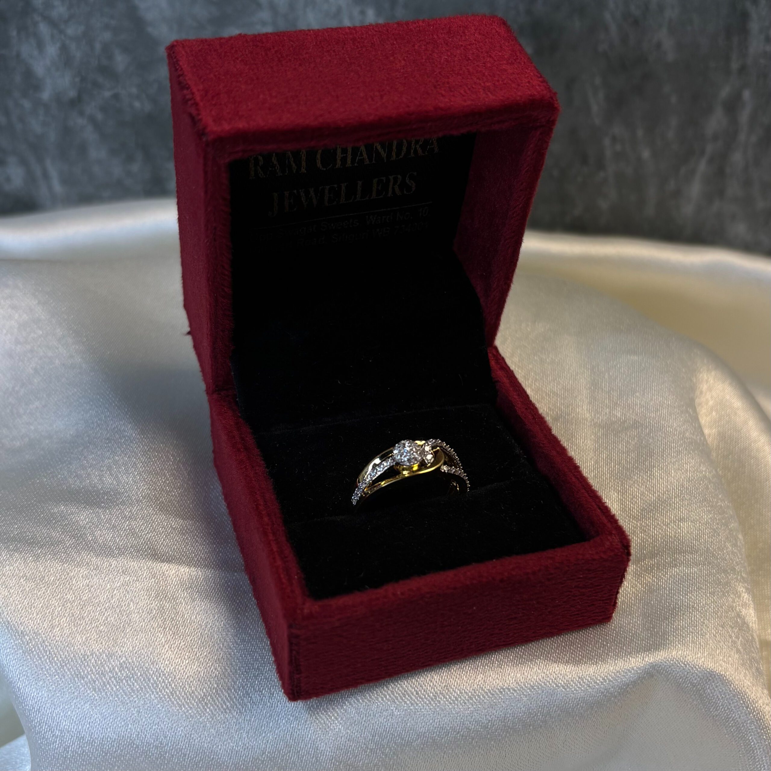 LADIES RING ( 18KT GOLD)