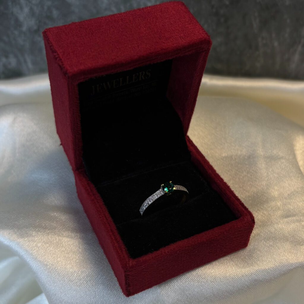 LADIES RING ( 18KT GOLD) - Image 2